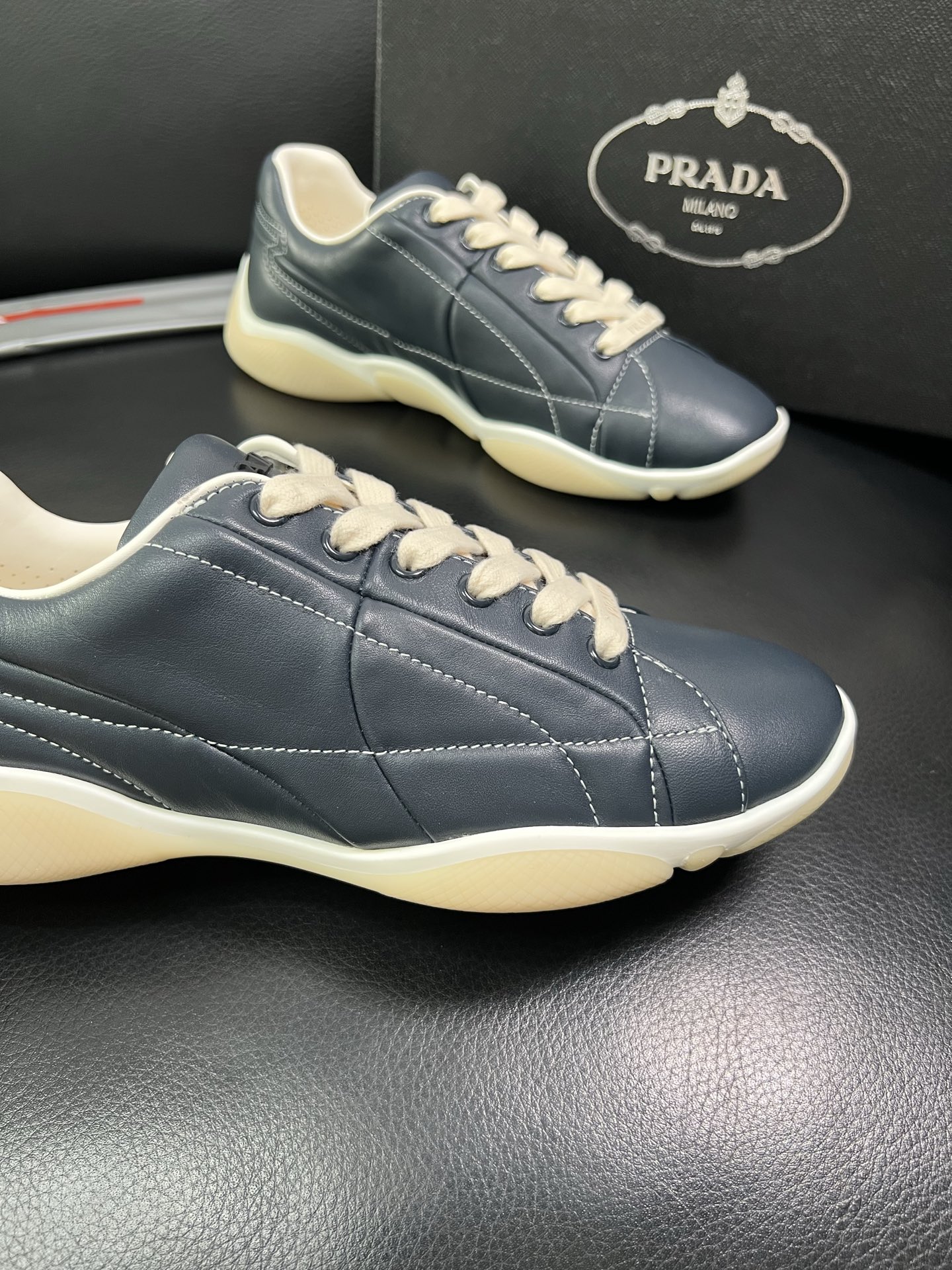 Prada 顶级代购 普拉达 专柜同款，原厂配置意大利进口牛皮拼网布面料，高品质复杂拼接工艺，进口牛皮内