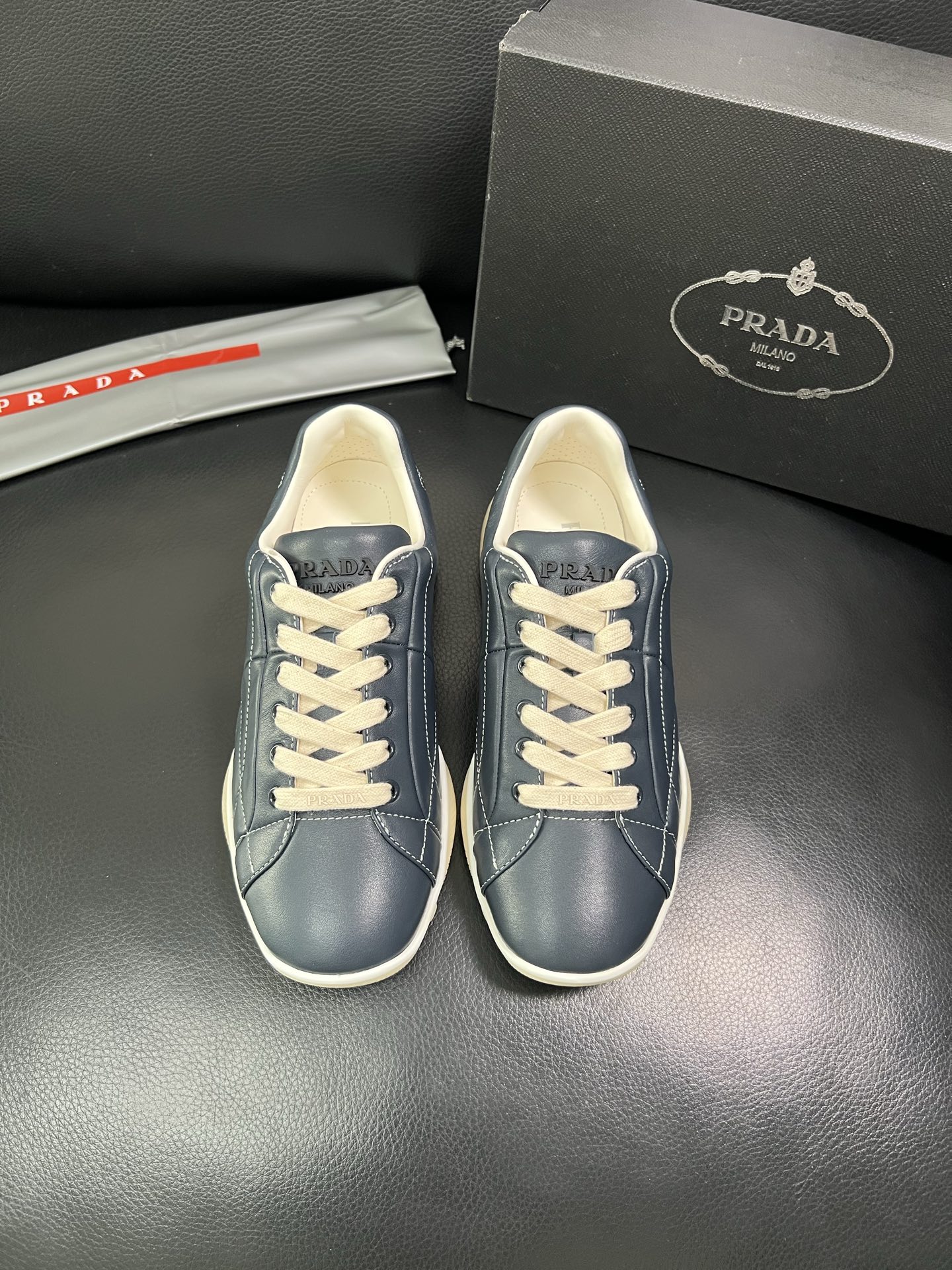 Prada 顶级代购 普拉达 专柜同款，原厂配置意大利进口牛皮拼网布面料，高品质复杂拼接工艺，进口牛皮内