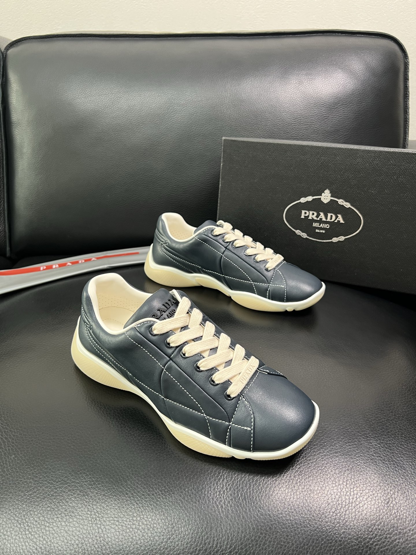Prada 顶级代购 普拉达 专柜同款，原厂配置意大利进口牛皮拼网布面料，高品质复杂拼接工艺，进口牛皮内