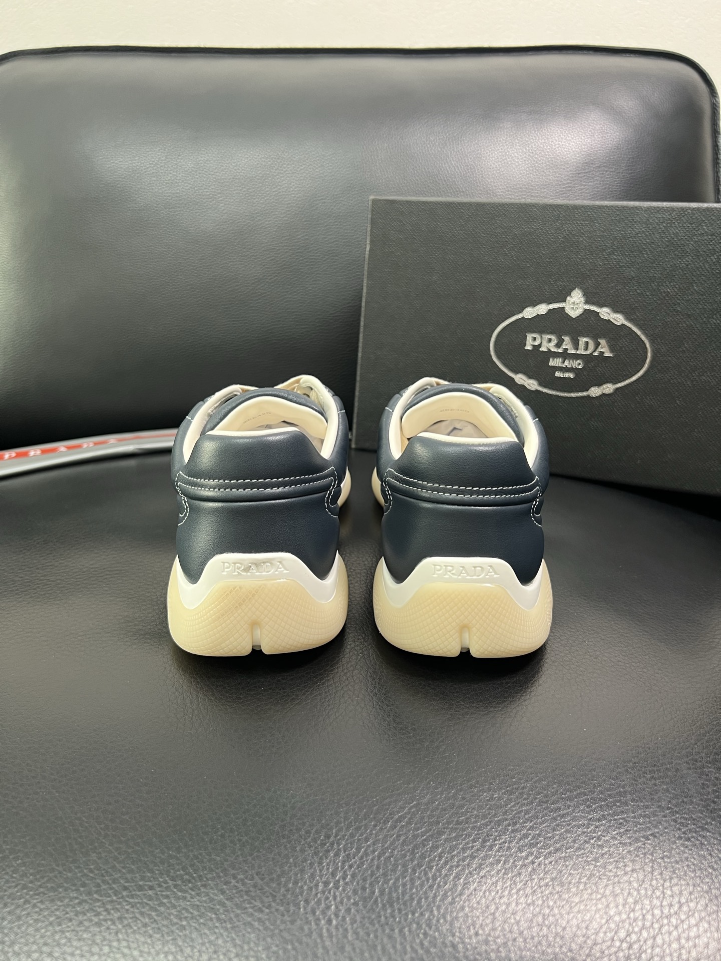 Prada 顶级代购 普拉达 专柜同款，原厂配置意大利进口牛皮拼网布面料，高品质复杂拼接工艺，进口牛皮内