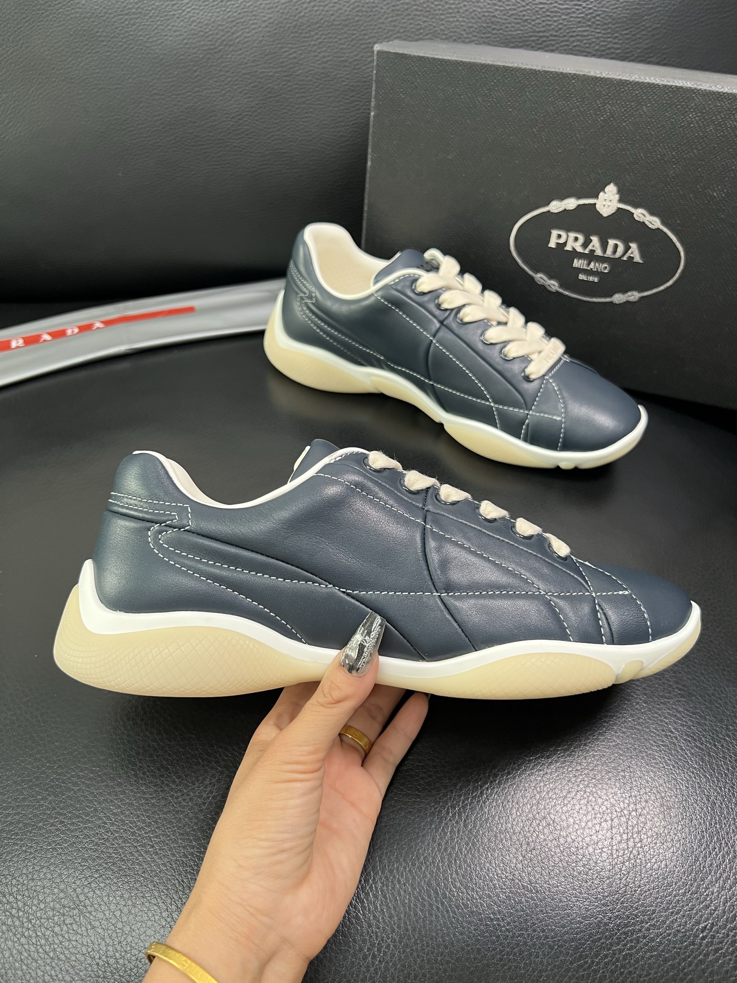 Prada 顶级代购 普拉达 专柜同款，原厂配置意大利进口牛皮拼网布面料，高品质复杂拼接工艺，进口牛皮内