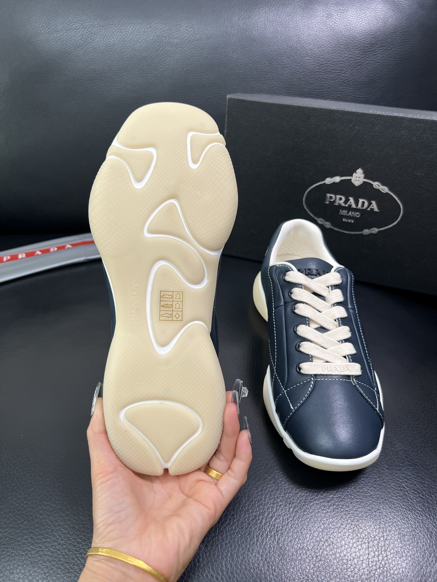 Prada 顶级代购 普拉达 专柜同款，原厂配置意大利进口牛皮拼网布面料，高品质复杂拼接工艺，进口牛皮内