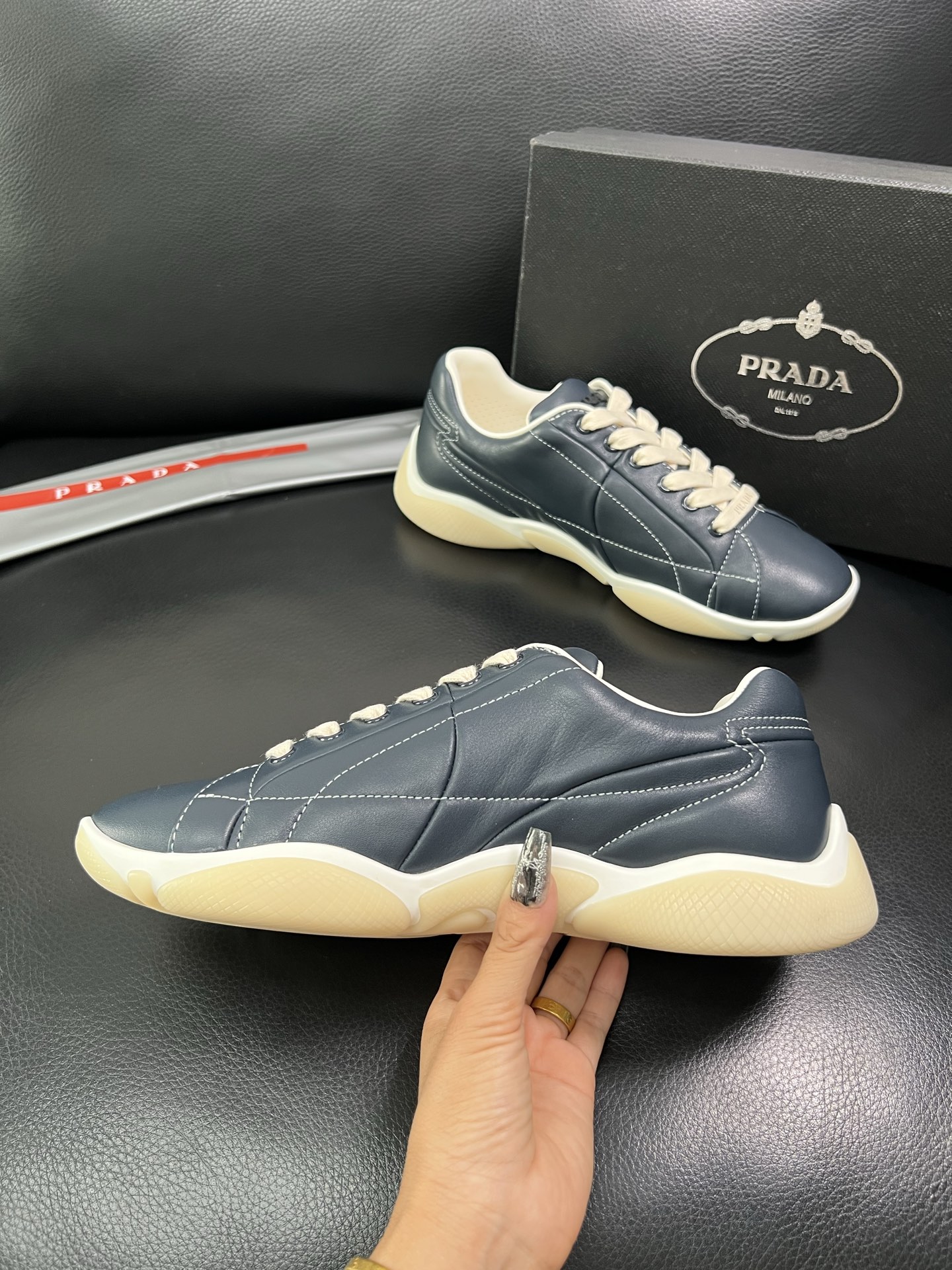 Prada 顶级代购 普拉达 专柜同款，原厂配置意大利进口牛皮拼网布面料，高品质复杂拼接工艺，进口牛皮内