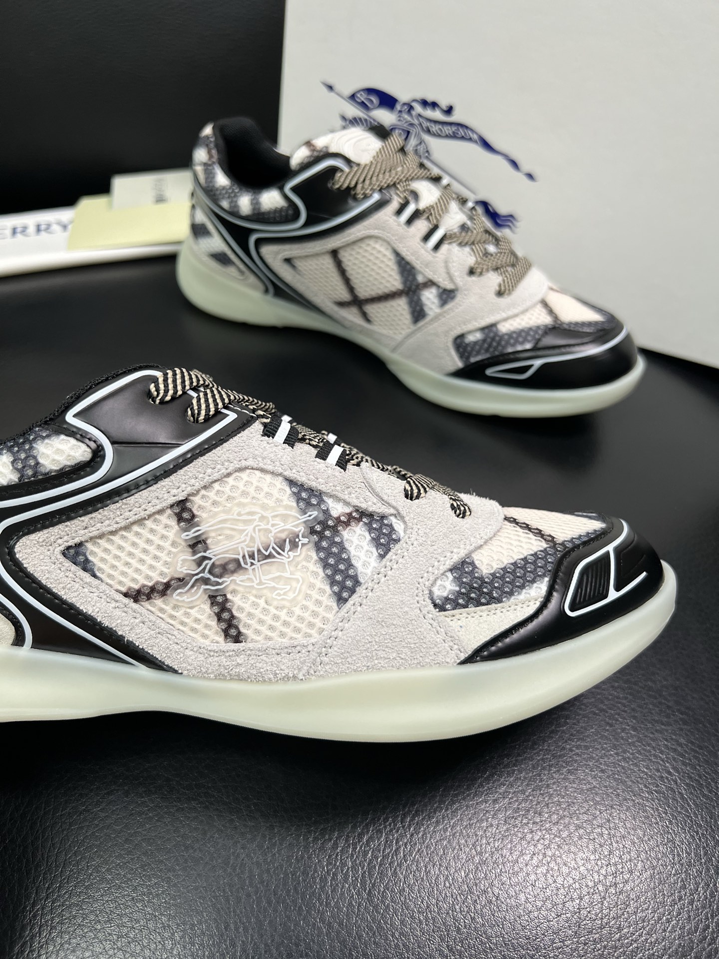 BURBERRY 顶级工艺品 巴宝莉 专柜同步，原厂配置意大利进口牛皮面料，高品质复杂拼接工艺，进口牛皮