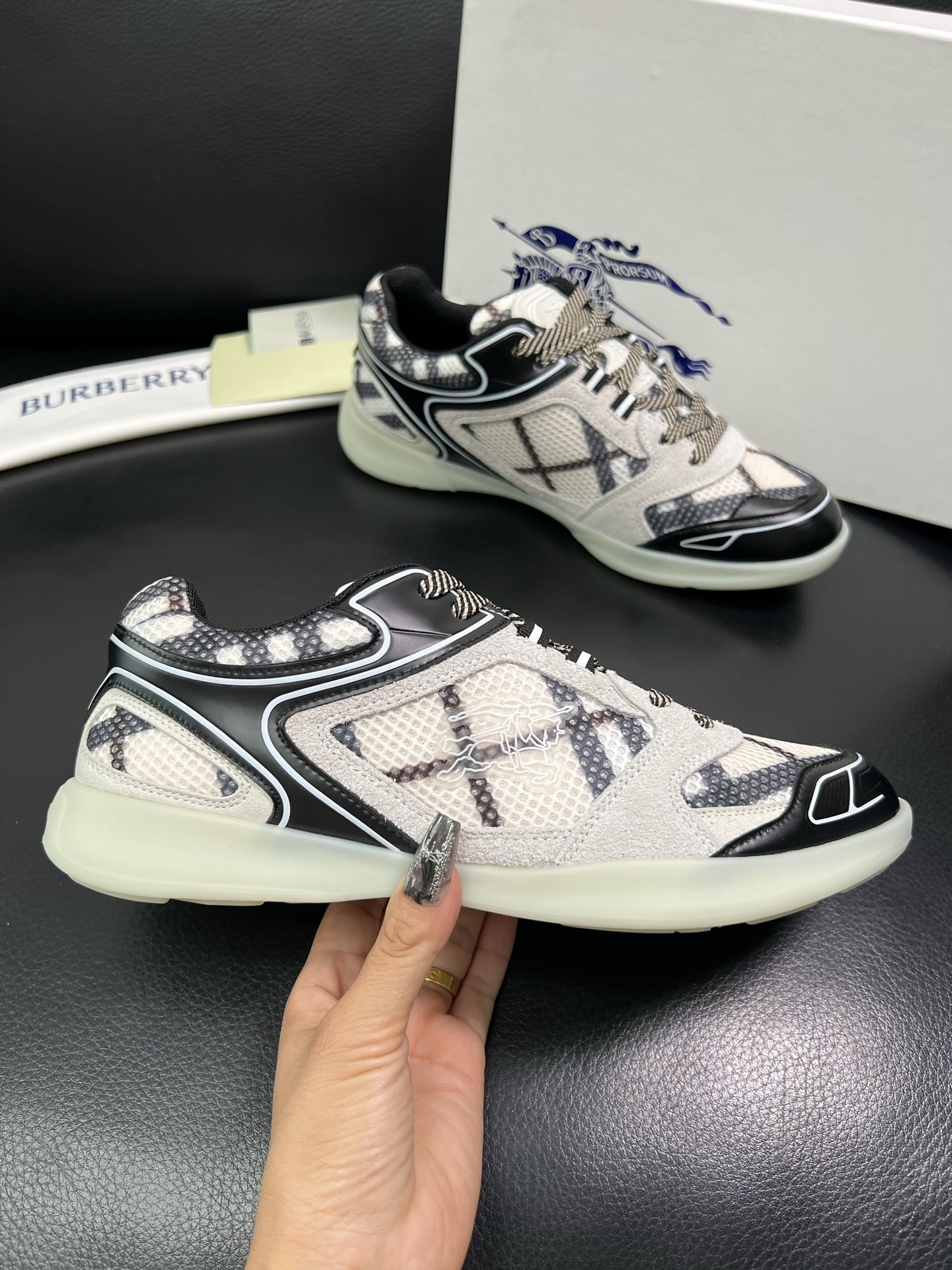 BURBERRY 顶级工艺品 巴宝莉 专柜同步，原厂配置意大利进口牛皮面料，高品质复杂拼接工艺，进口牛皮