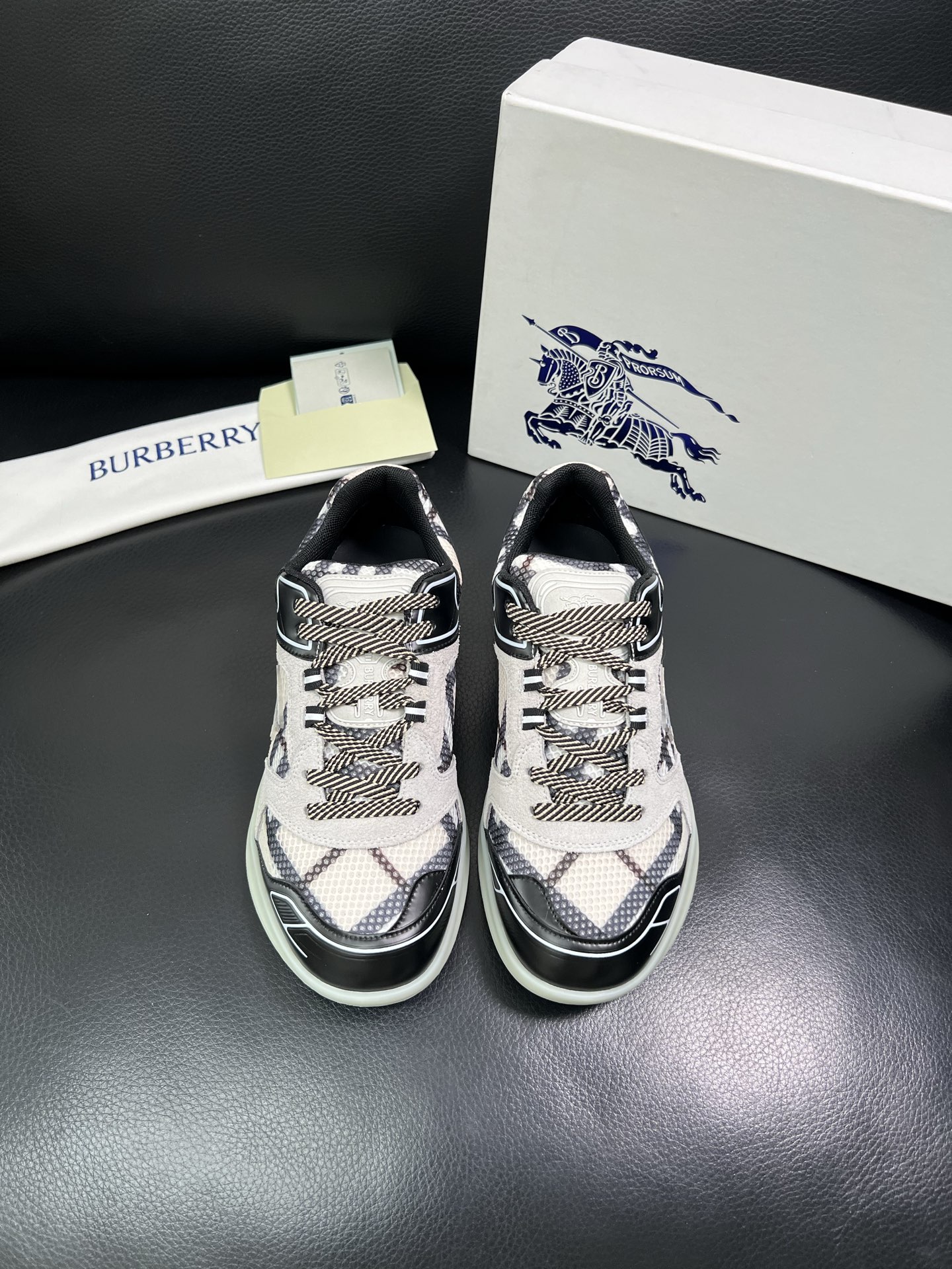 BURBERRY 顶级工艺品 巴宝莉 专柜同步，原厂配置意大利进口牛皮面料，高品质复杂拼接工艺，进口牛皮