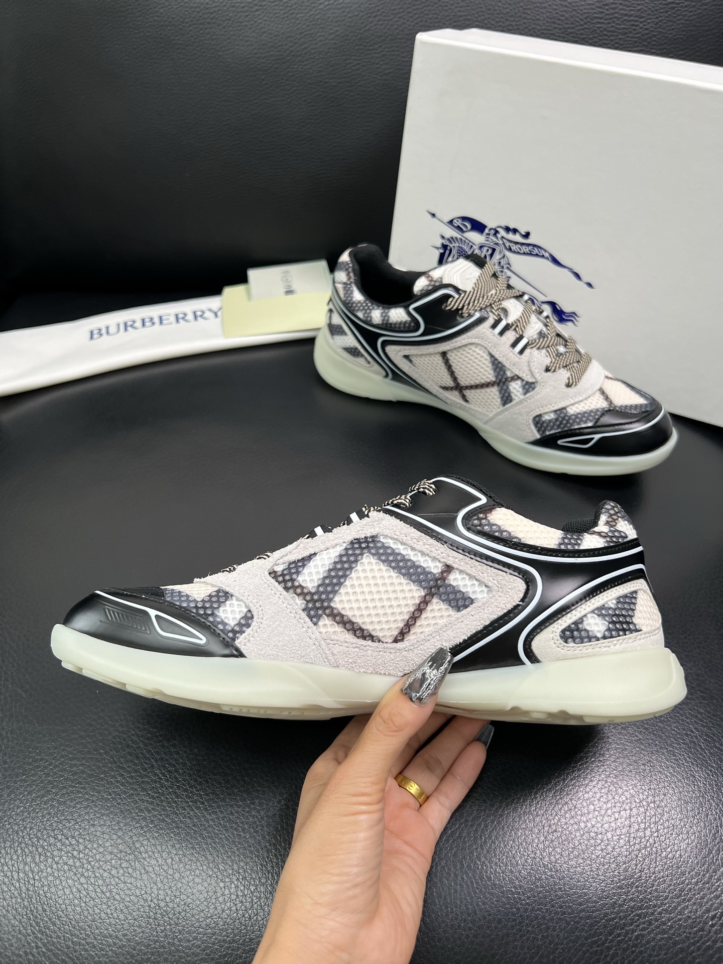 BURBERRY 顶级工艺品 巴宝莉 专柜同步，原厂配置意大利进口牛皮面料，高品质复杂拼接工艺，进口牛皮