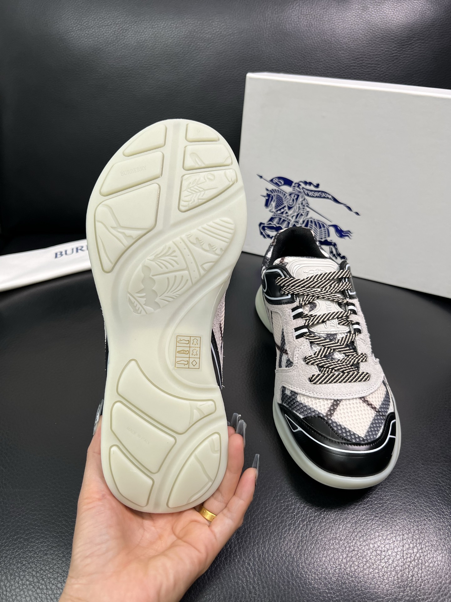 BURBERRY 顶级工艺品 巴宝莉 专柜同步，原厂配置意大利进口牛皮面料，高品质复杂拼接工艺，进口牛皮