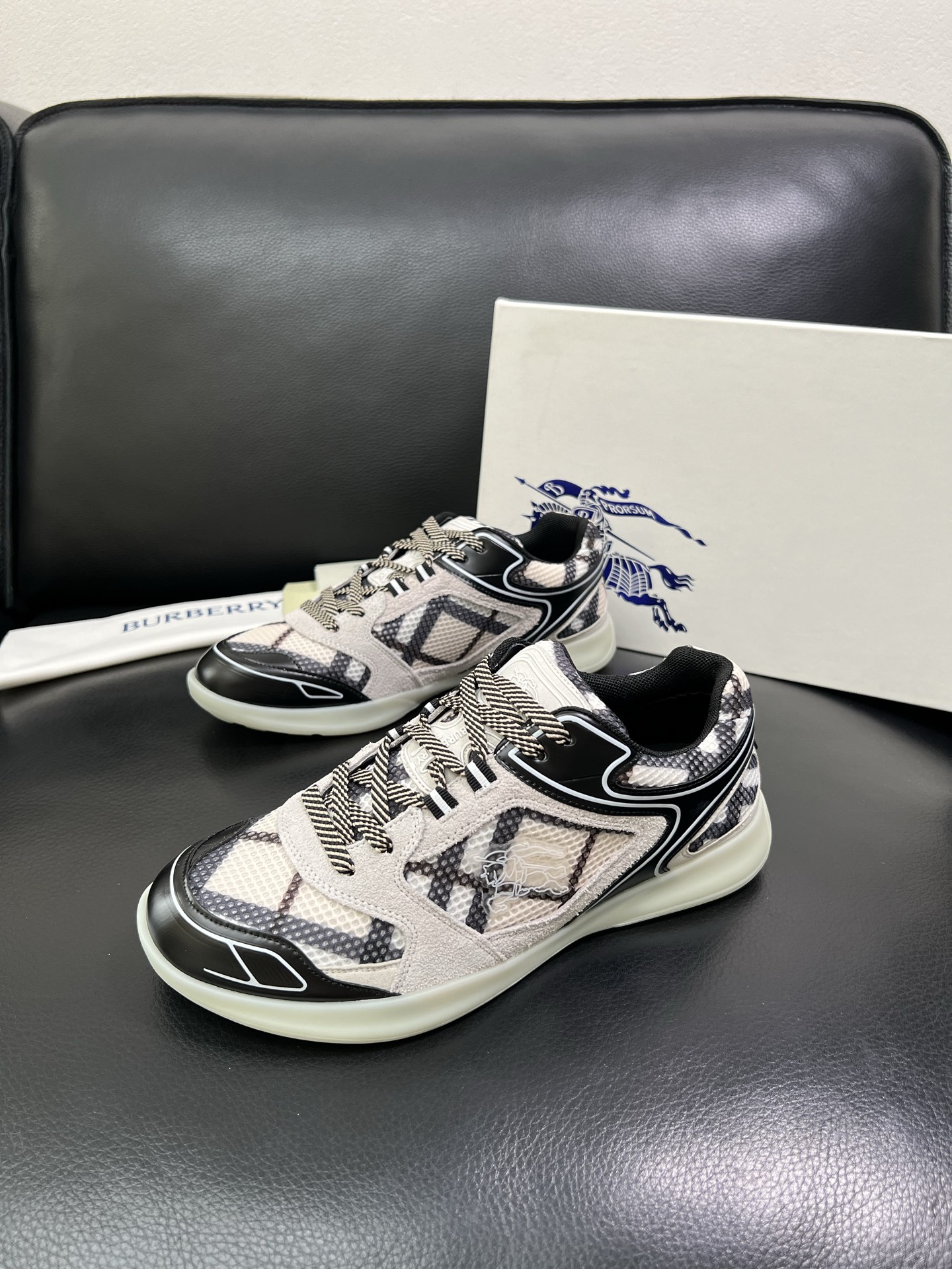 BURBERRY 顶级工艺品 巴宝莉 专柜同步，原厂配置意大利进口牛皮面料，高品质复杂拼接工艺，进口牛皮