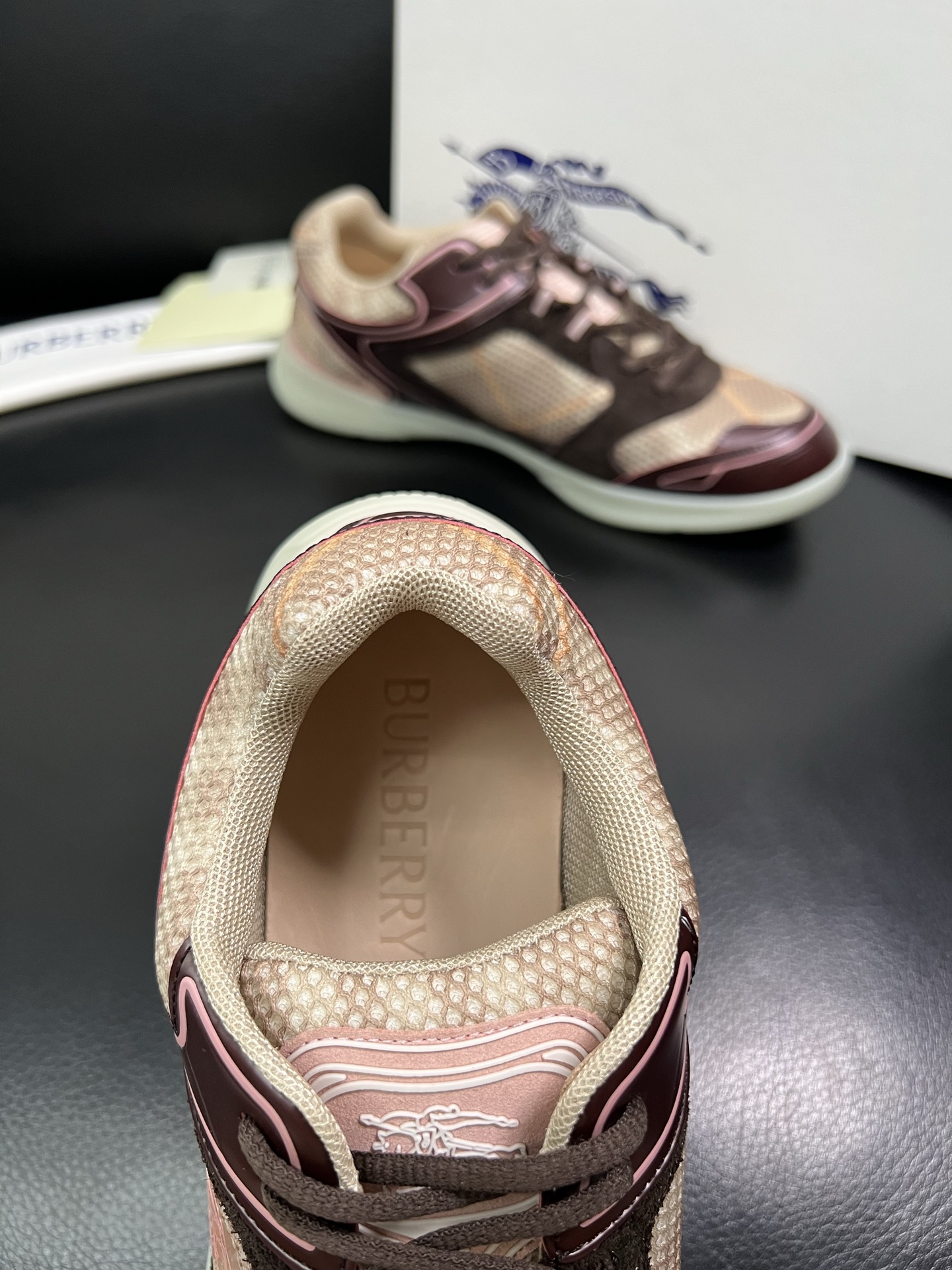 BURBERRY 顶级工艺品 巴宝莉 专柜同步，原厂配置意大利进口牛皮面料，高品质复杂拼接工艺，进口牛皮