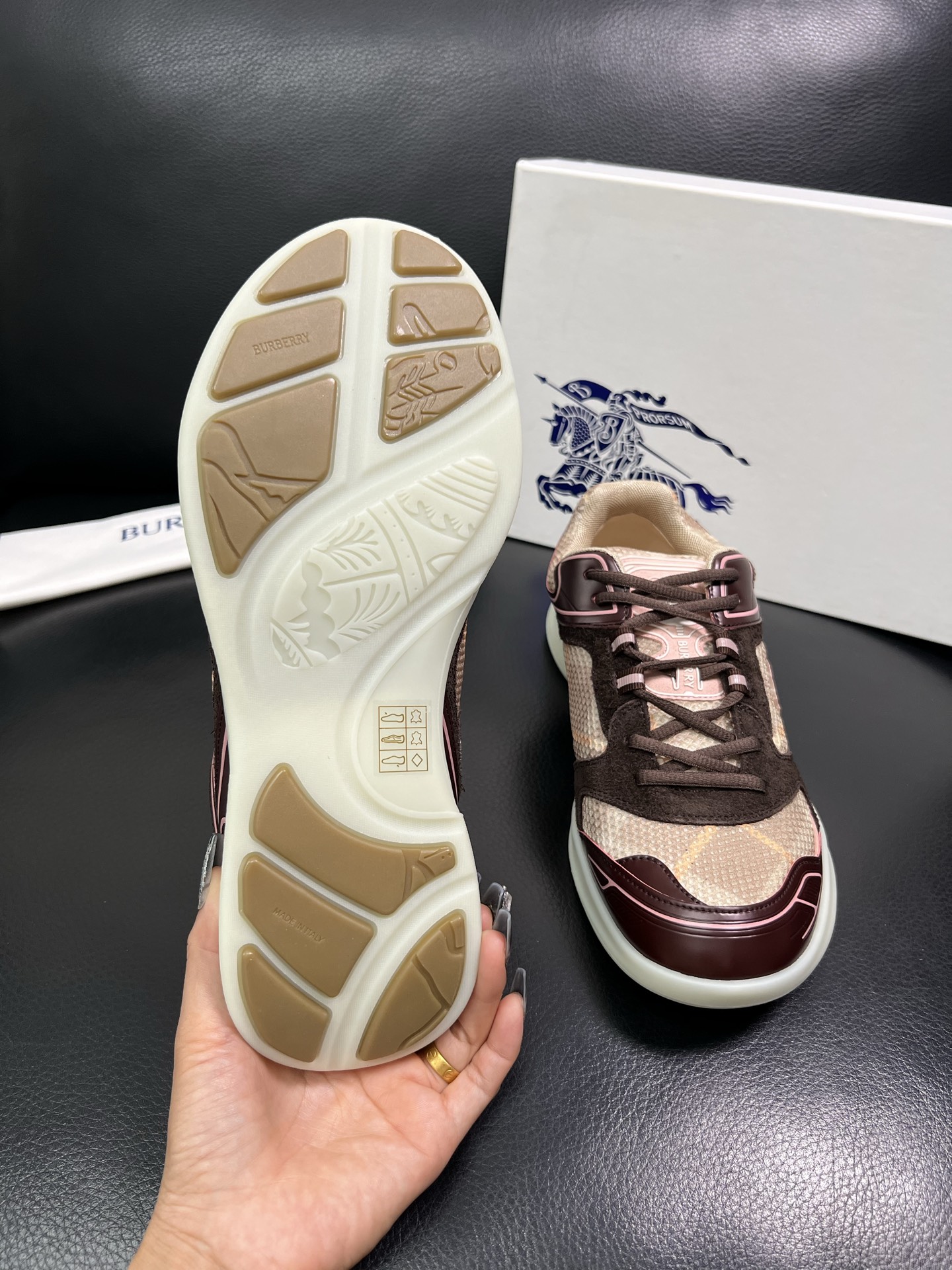 BURBERRY 顶级工艺品 巴宝莉 专柜同步，原厂配置意大利进口牛皮面料，高品质复杂拼接工艺，进口牛皮