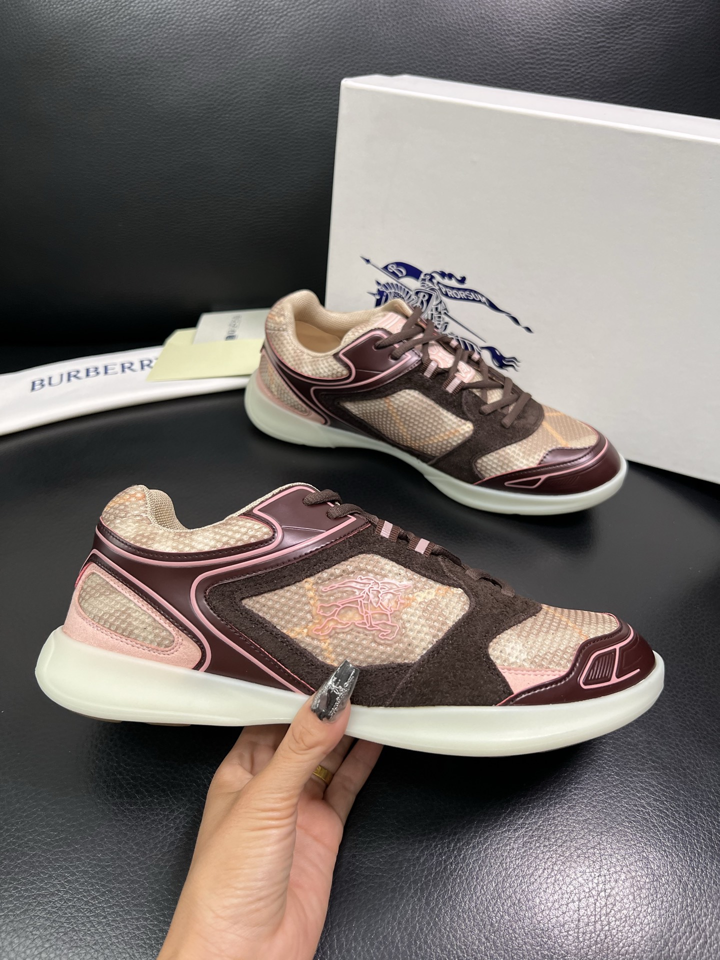 BURBERRY 顶级工艺品 巴宝莉 专柜同步，原厂配置意大利进口牛皮面料，高品质复杂拼接工艺，进口牛皮