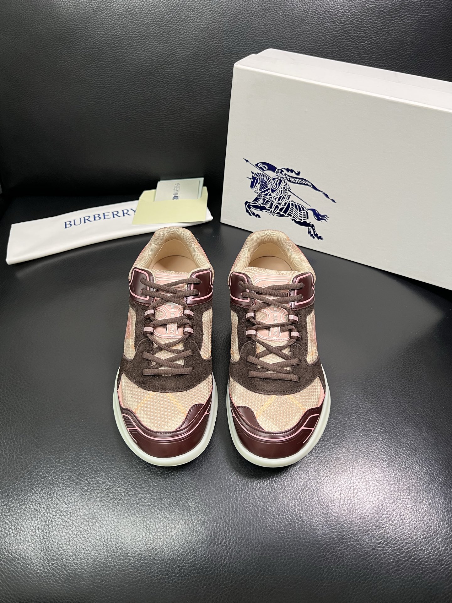 BURBERRY 顶级工艺品 巴宝莉 专柜同步，原厂配置意大利进口牛皮面料，高品质复杂拼接工艺，进口牛皮