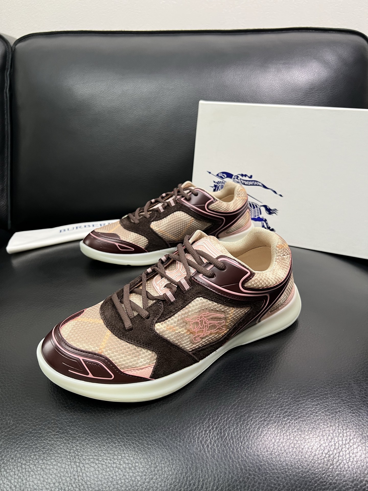 BURBERRY 顶级工艺品 巴宝莉 专柜同步，原厂配置意大利进口牛皮面料，高品质复杂拼接工艺，进口牛皮