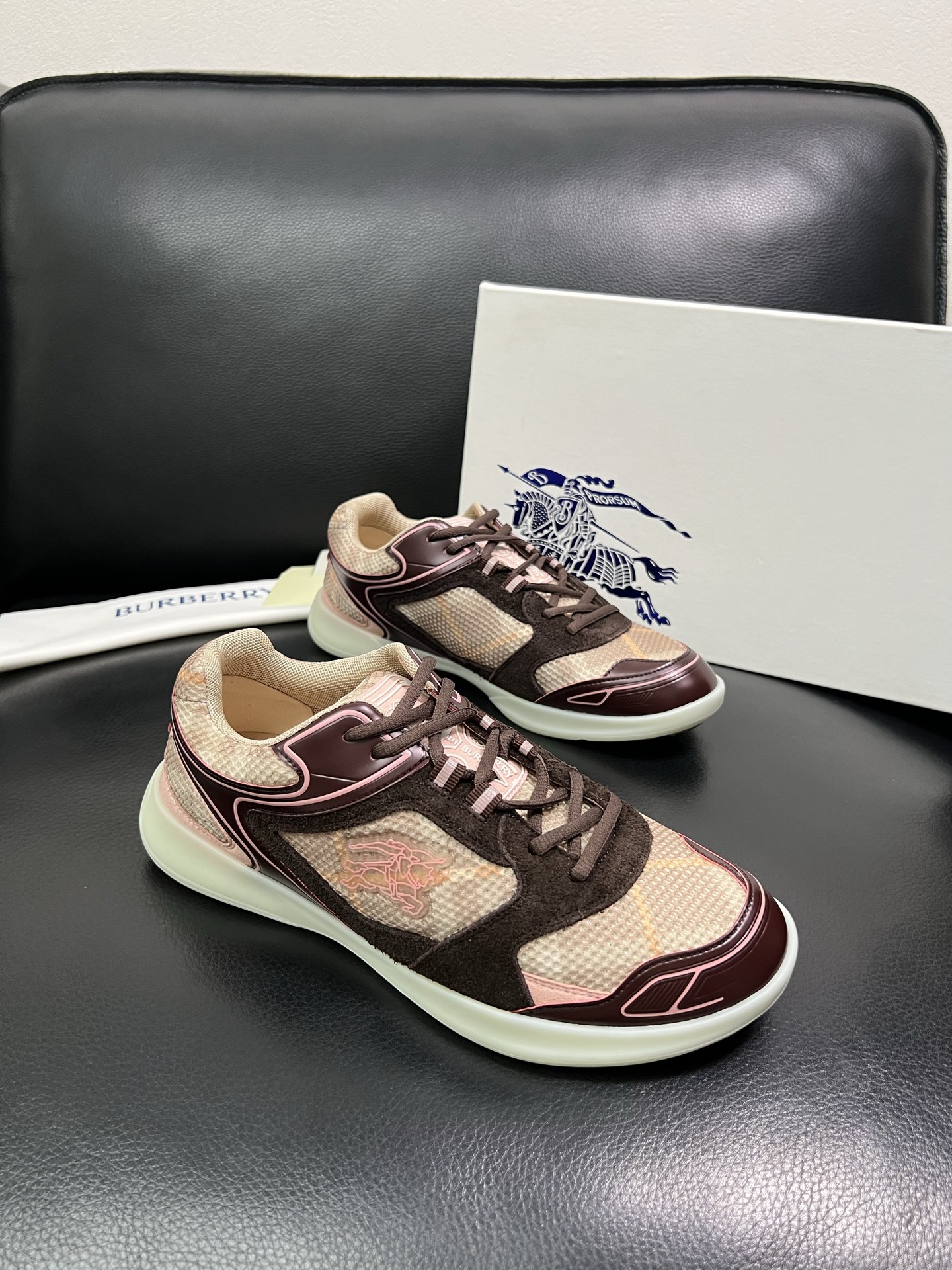 BURBERRY 顶级工艺品 巴宝莉 专柜同步，原厂配置意大利进口牛皮面料，高品质复杂拼接工艺，进口牛皮