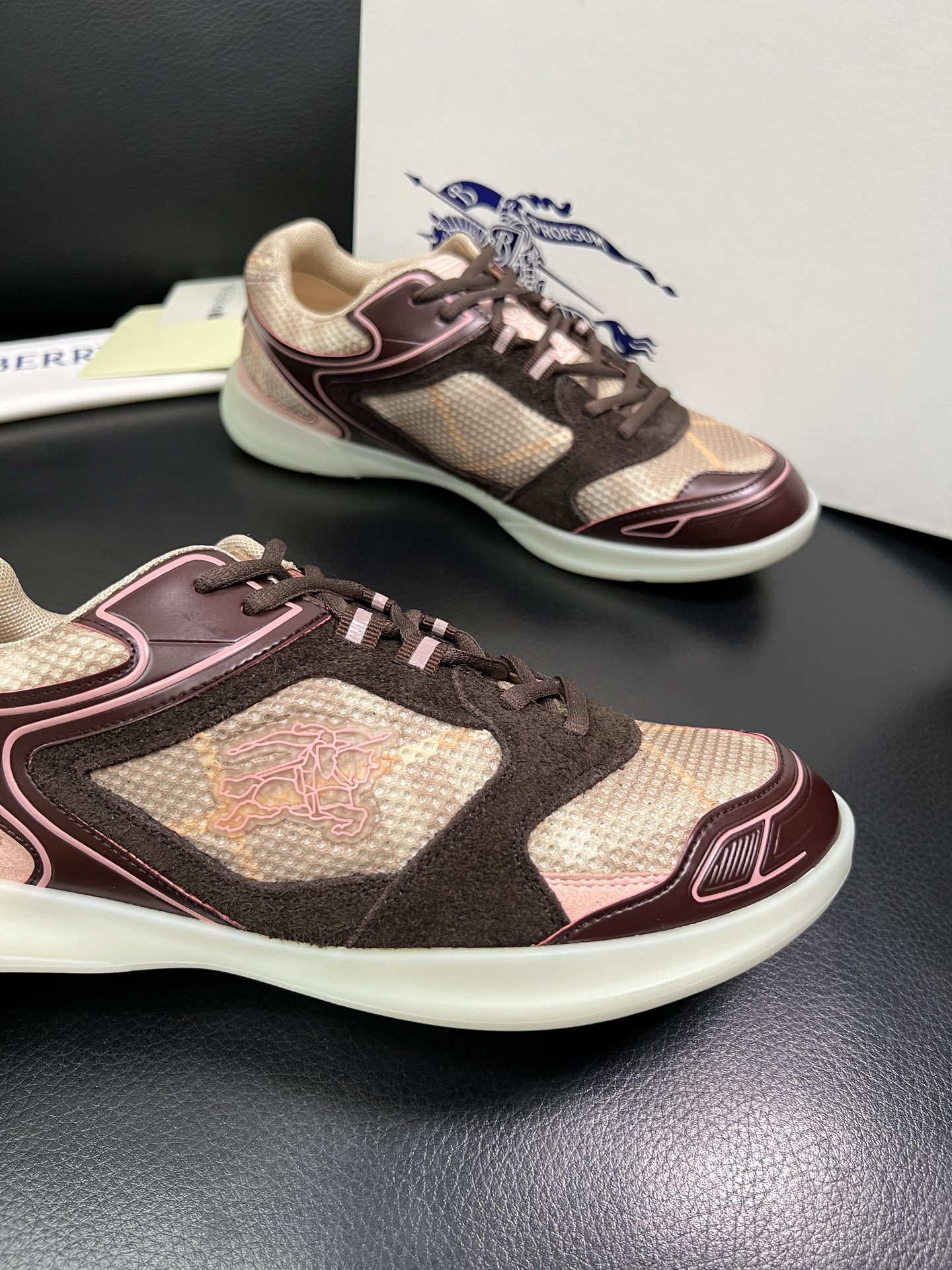 BURBERRY 顶级工艺品 巴宝莉 专柜同步，原厂配置意大利进口牛皮面料，高品质复杂拼接工艺，进口牛皮