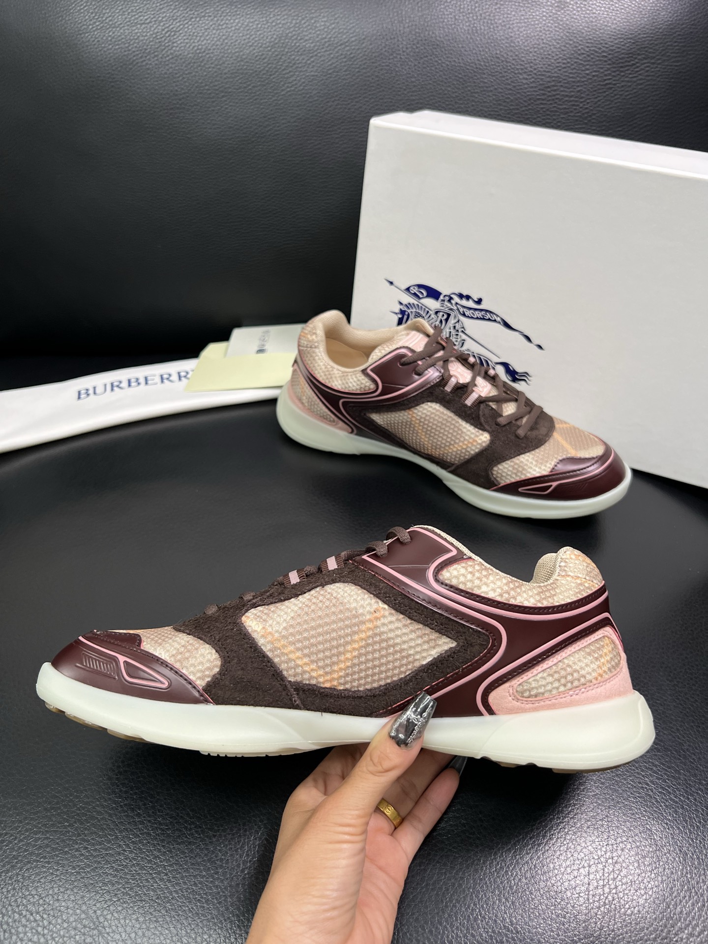 BURBERRY 顶级工艺品 巴宝莉 专柜同步，原厂配置意大利进口牛皮面料，高品质复杂拼接工艺，进口牛皮