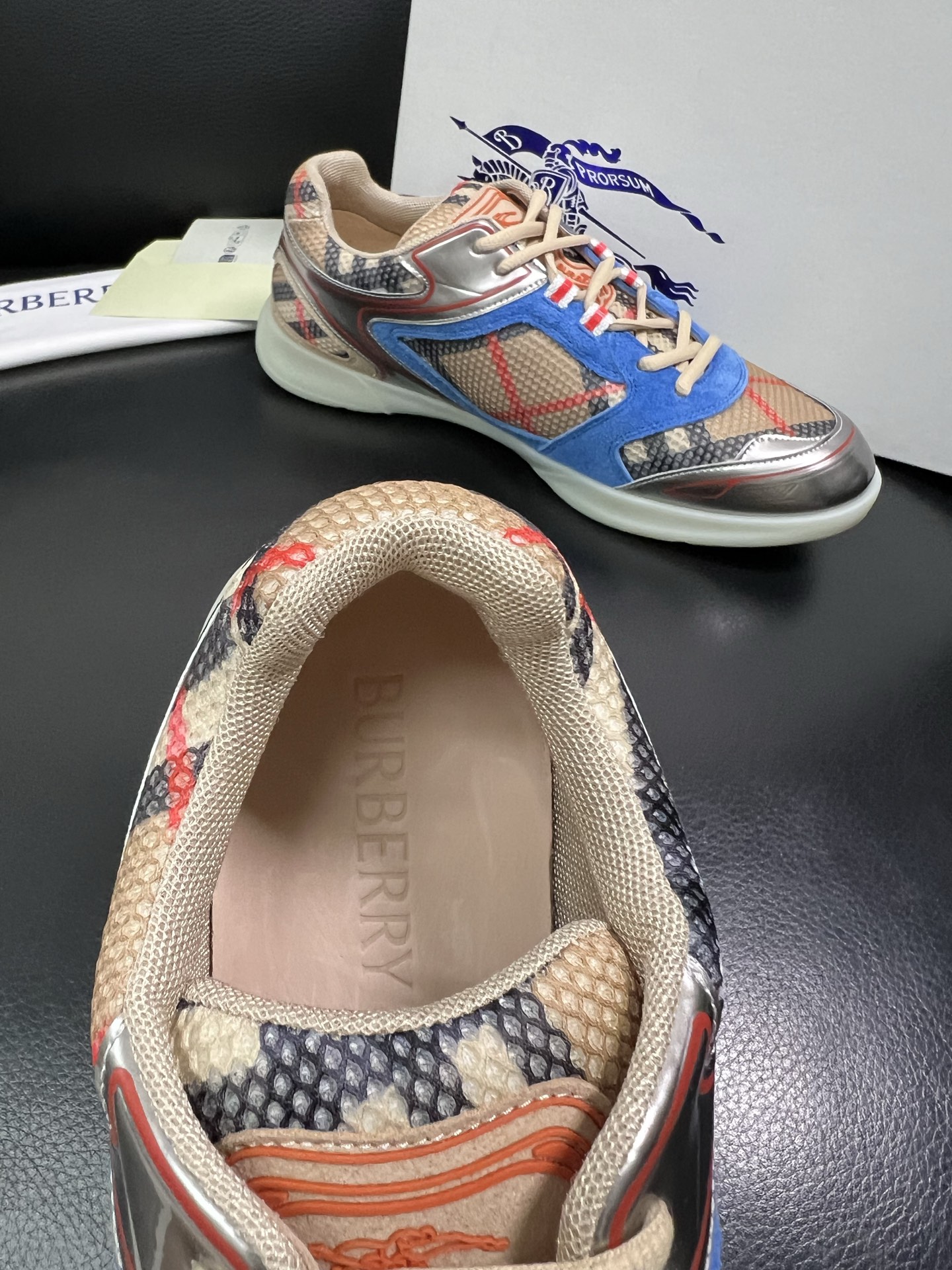 BURBERRY 顶级工艺品 巴宝莉 专柜同步，原厂配置意大利进口牛皮面料，高品质复杂拼接工艺，进口牛皮