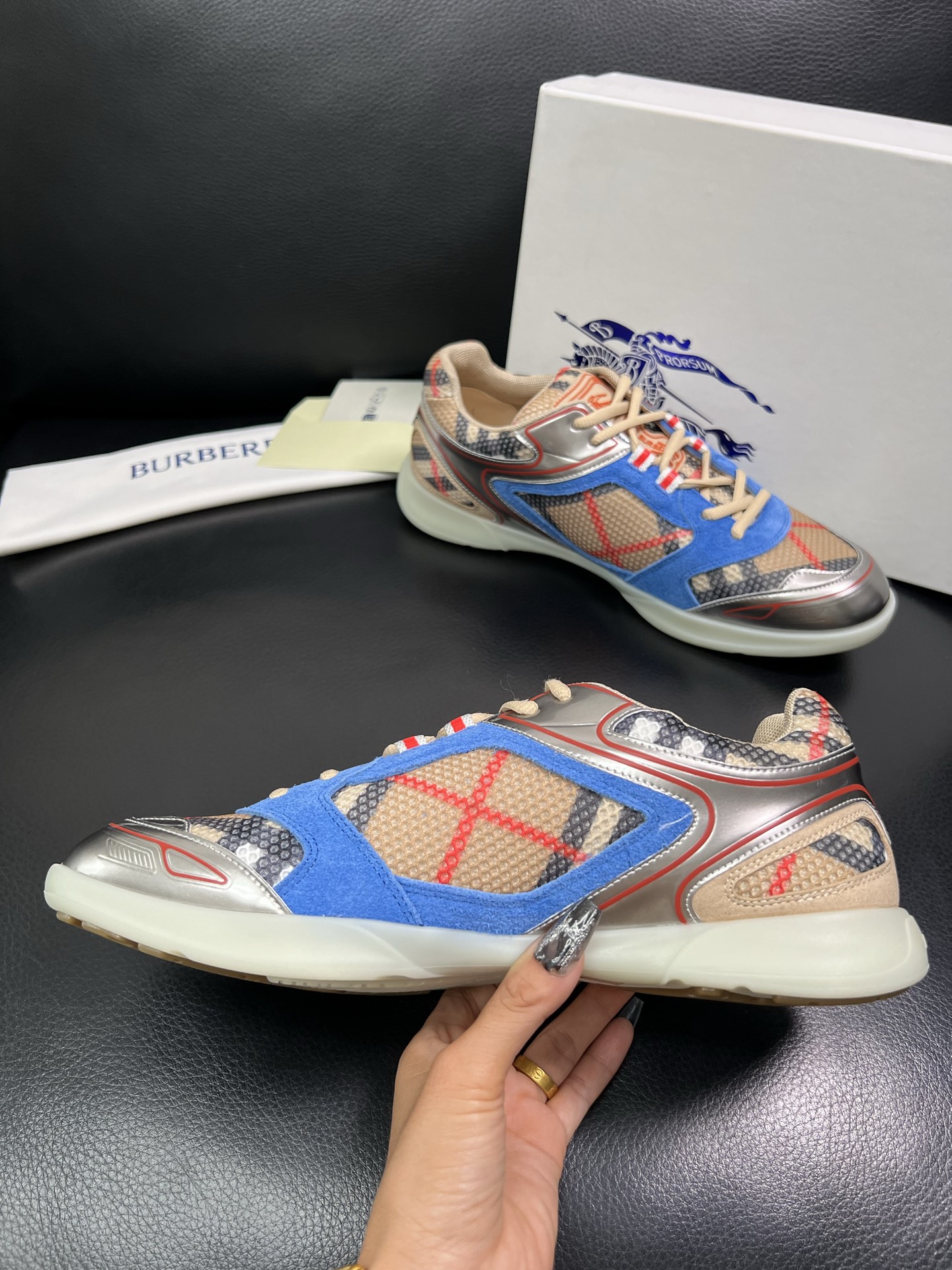 BURBERRY 顶级工艺品 巴宝莉 专柜同步，原厂配置意大利进口牛皮面料，高品质复杂拼接工艺，进口牛皮