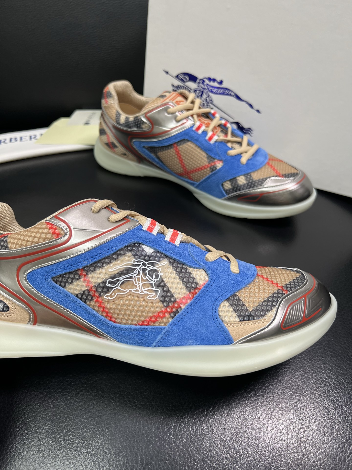 BURBERRY 顶级工艺品 巴宝莉 专柜同步，原厂配置意大利进口牛皮面料，高品质复杂拼接工艺，进口牛皮