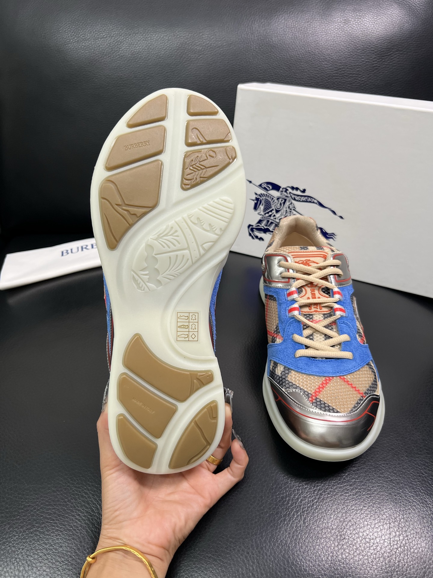BURBERRY 顶级工艺品 巴宝莉 专柜同步，原厂配置意大利进口牛皮面料，高品质复杂拼接工艺，进口牛皮