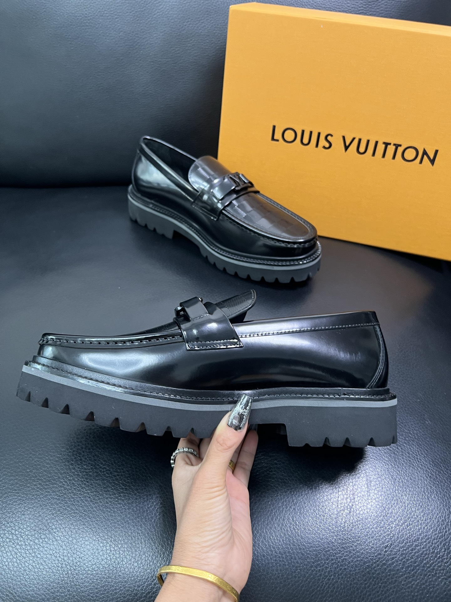 Lv 顶级代购 路易威登 皮鞋专柜同步，鞋面意大利进口，进口水染牛皮内里，鞋底：原厂特供原版底，原厂跟单