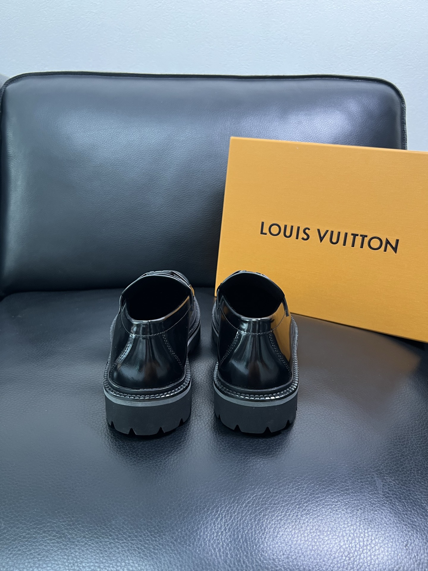 Lv 顶级代购 路易威登 皮鞋专柜同步，鞋面意大利进口，进口水染牛皮内里，鞋底：原厂特供原版底，原厂跟单
