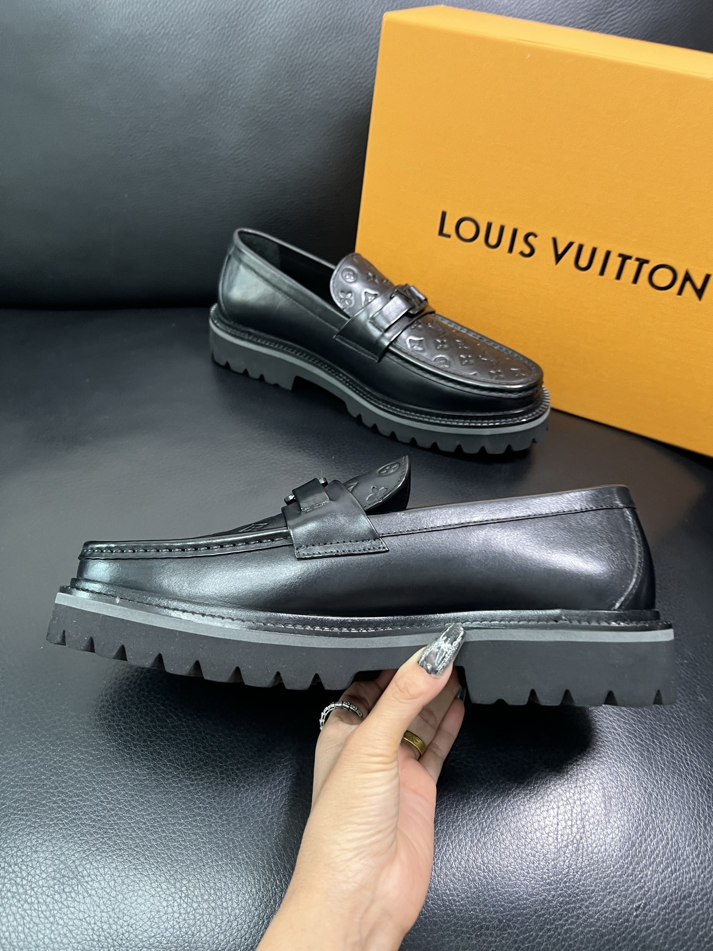 Lv 顶级代购 路易威登 皮鞋专柜同步，鞋面意大利进口，进口水染牛皮内里，鞋底：原厂特供原版底，原厂跟单