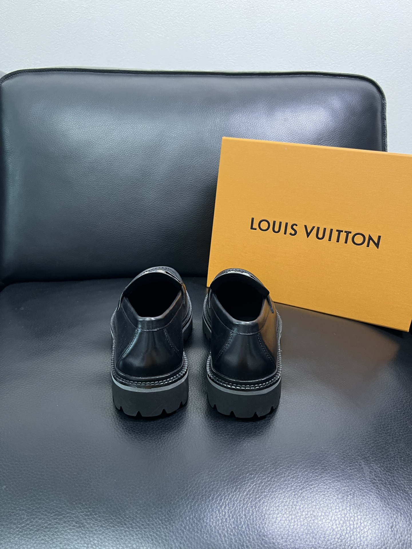 Lv 顶级代购 路易威登 皮鞋专柜同步，鞋面意大利进口，进口水染牛皮内里，鞋底：原厂特供原版底，原厂跟单