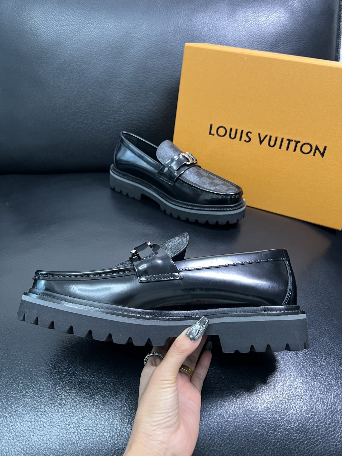Lv 顶级代购 路易威登 皮鞋专柜同步，鞋面意大利进口，进口水染牛皮内里，鞋底：原厂特供原版底，原厂跟单