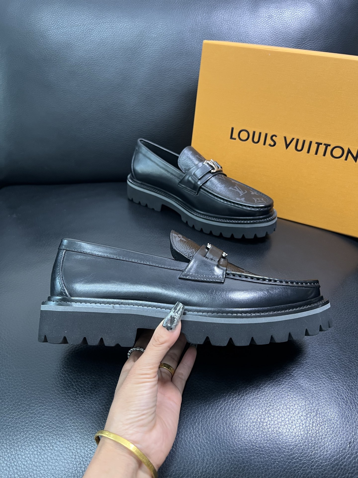 Lv 顶级代购 路易威登 皮鞋专柜同步，鞋面意大利进口，进口水染牛皮内里，鞋底：原厂特供原版底，原厂跟单