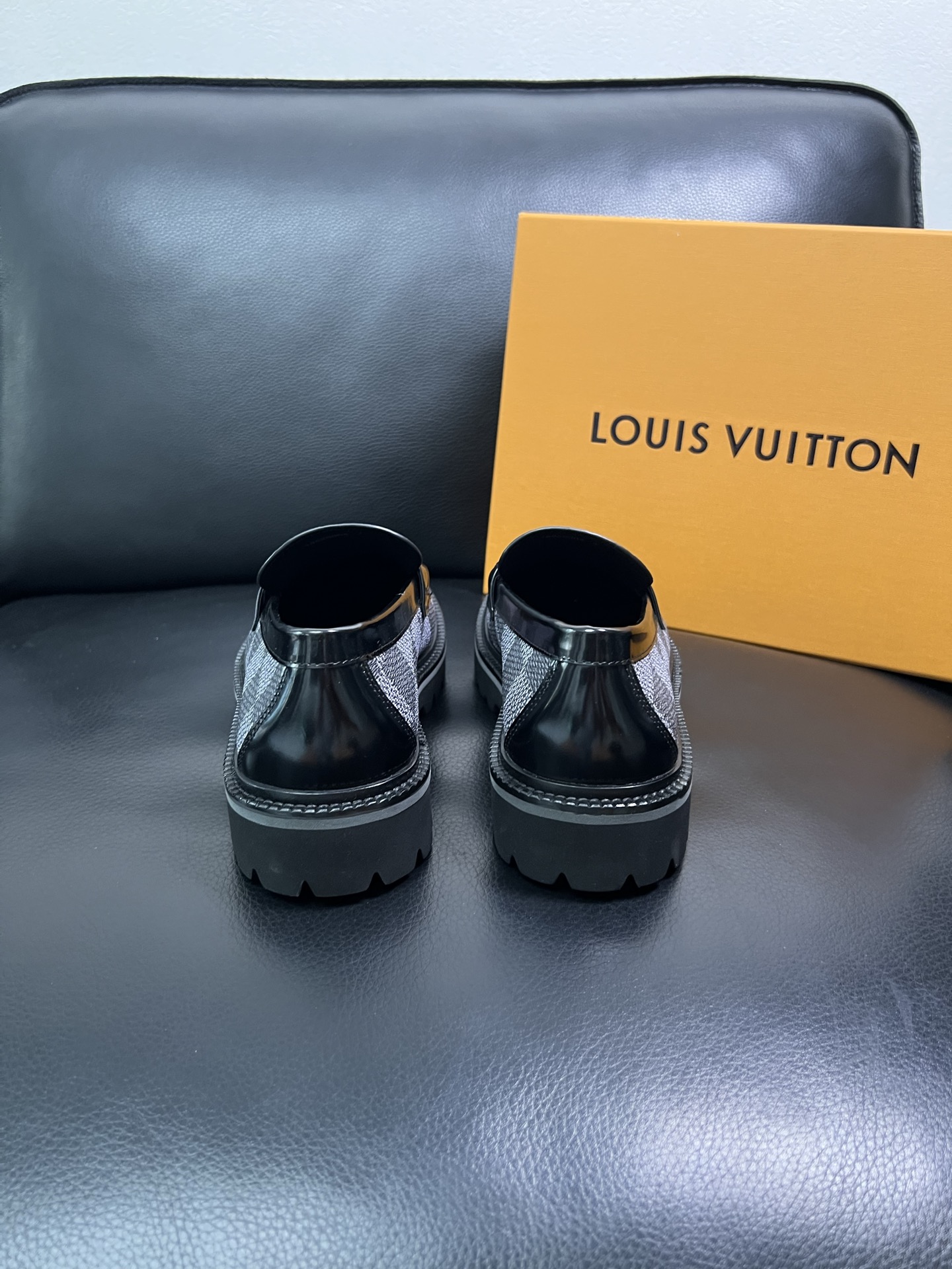 Lv 顶级代购 路易威登 皮鞋专柜同步，鞋面意大利进口，进口水染牛皮内里，鞋底：原厂特供原版底，原厂跟单