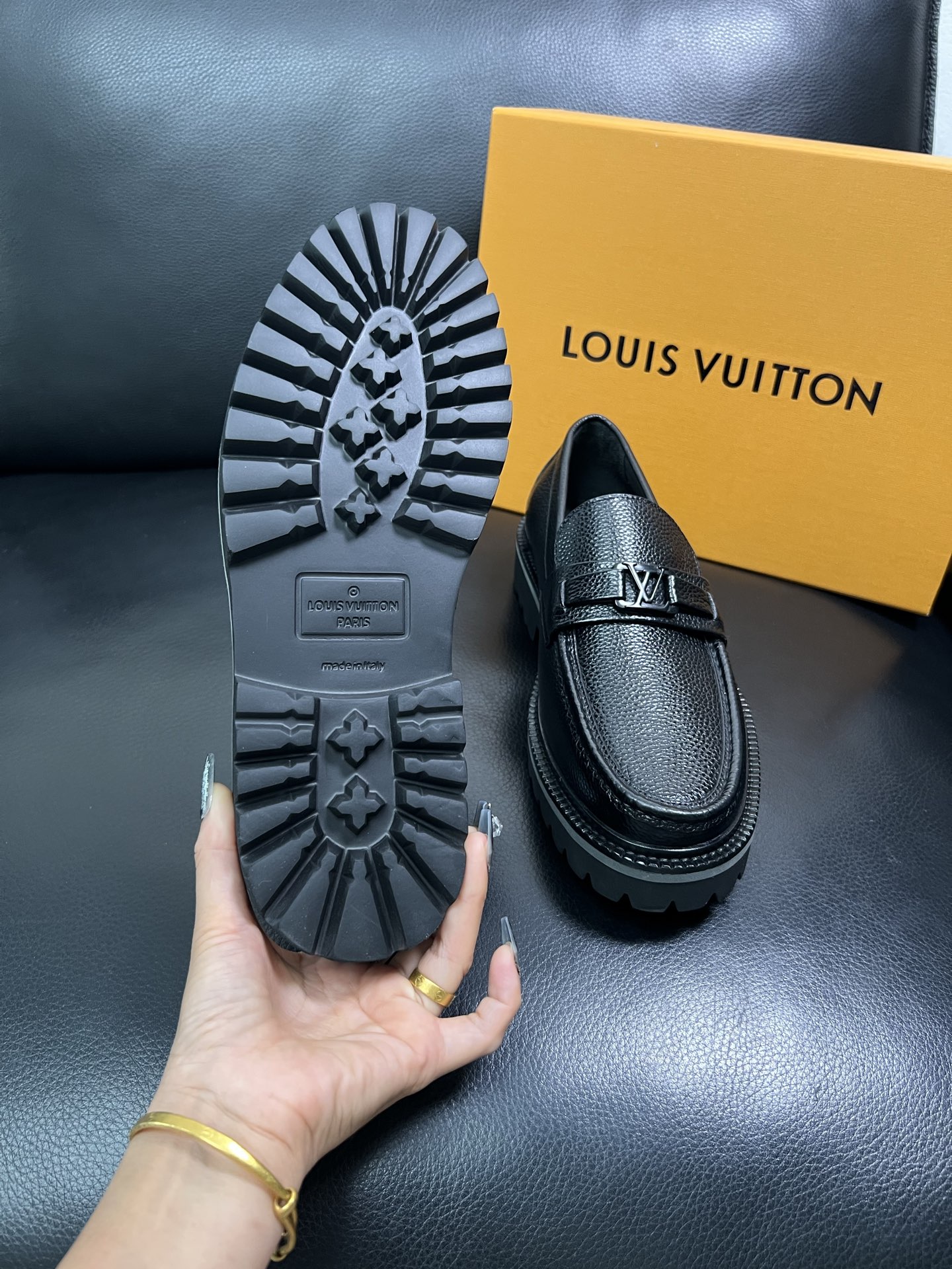 Lv 顶级代购 路易威登 皮鞋专柜同步，鞋面意大利进口，进口水染牛皮内里，鞋底：原厂特供原版底，原厂跟单