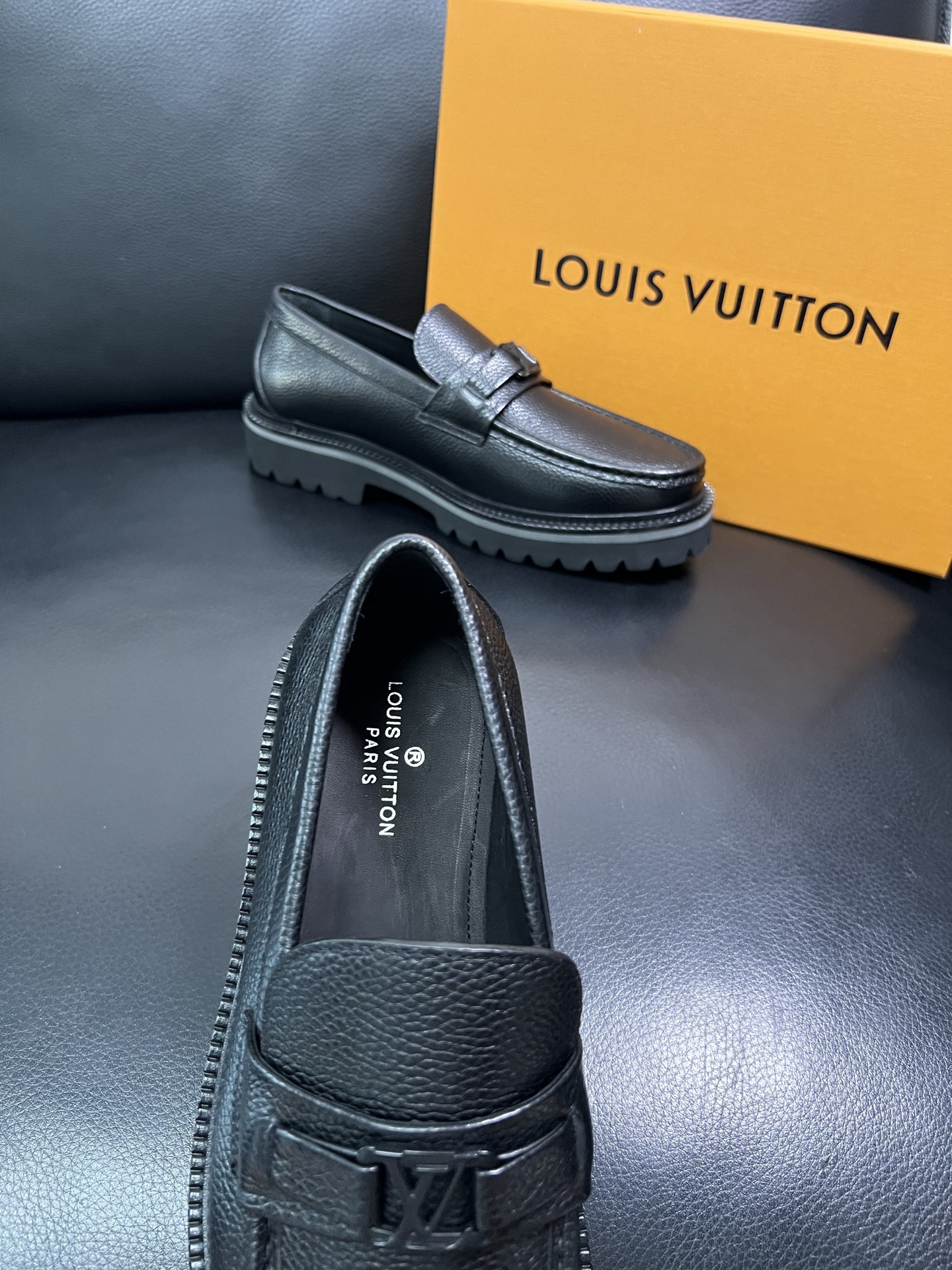 Lv 顶级代购 路易威登 皮鞋专柜同步，鞋面意大利进口，进口水染牛皮内里，鞋底：原厂特供原版底，原厂跟单