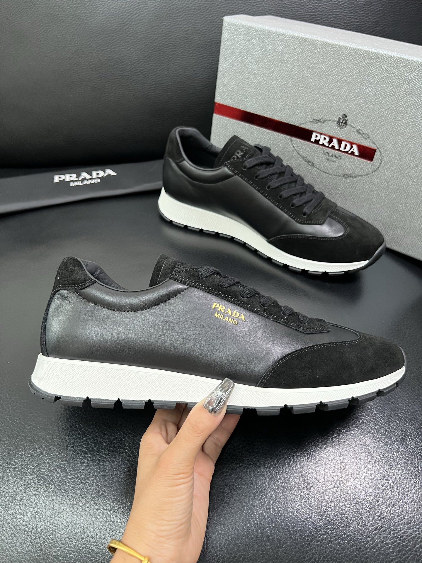 Prada 顶级工艺品 普拉达 专柜新款，原厂配置意大利进口牛皮面料，进口牛皮内里垫，透气舒适，鞋底：原