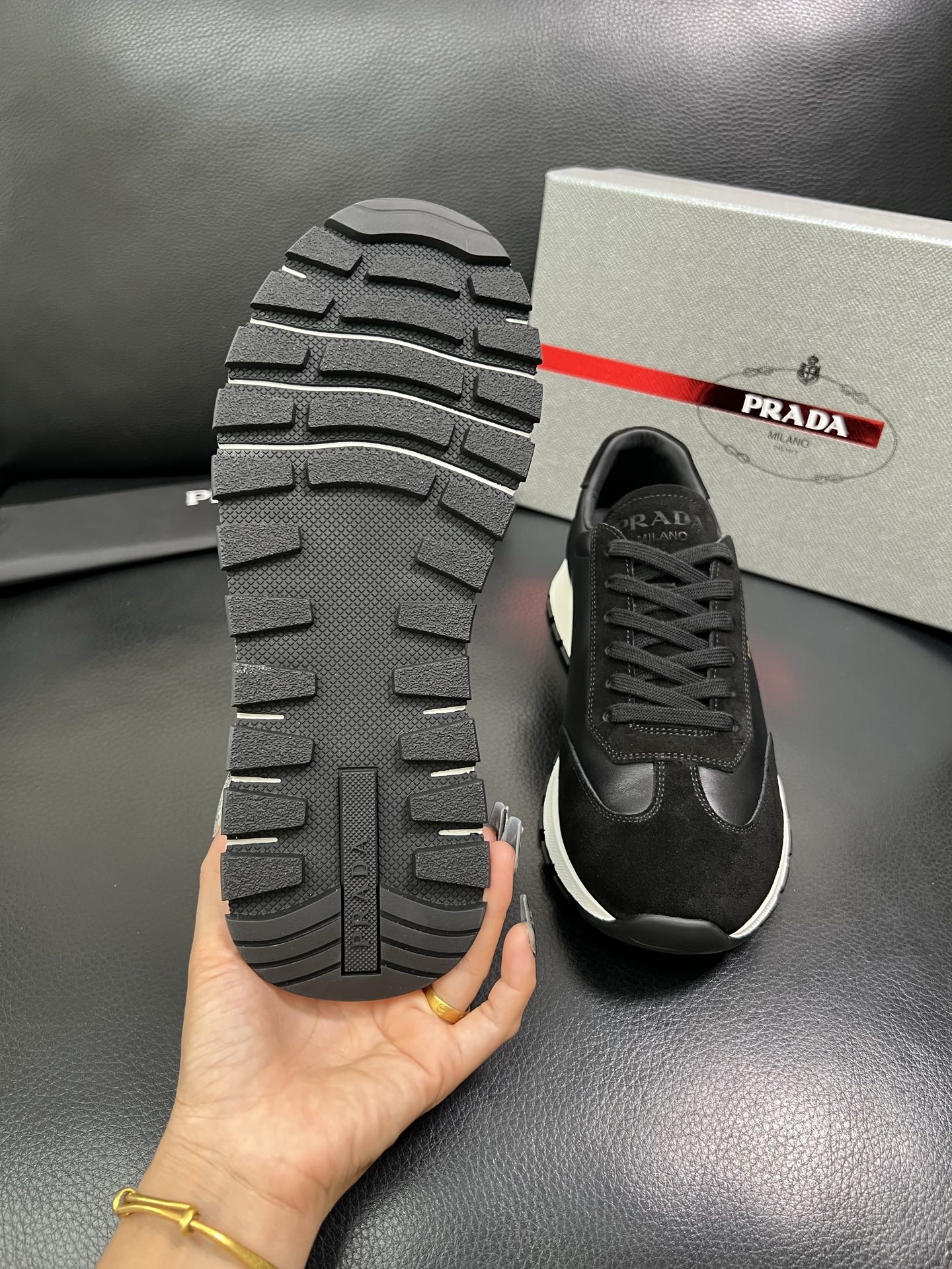 Prada 顶级工艺品 普拉达 专柜新款，原厂配置意大利进口牛皮面料，进口牛皮内里垫，透气舒适，鞋底：原