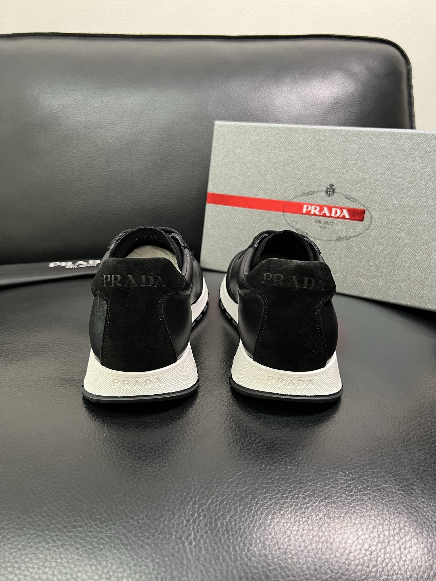 Prada 顶级工艺品 普拉达 专柜新款，原厂配置意大利进口牛皮面料，进口牛皮内里垫，透气舒适，鞋底：原