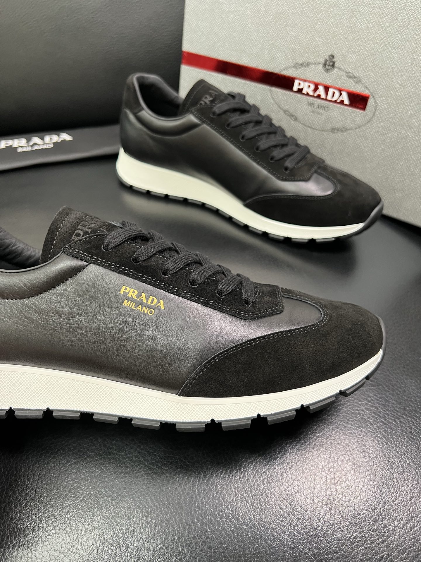 Prada 顶级工艺品 普拉达 专柜新款，原厂配置意大利进口牛皮面料，进口牛皮内里垫，透气舒适，鞋底：原