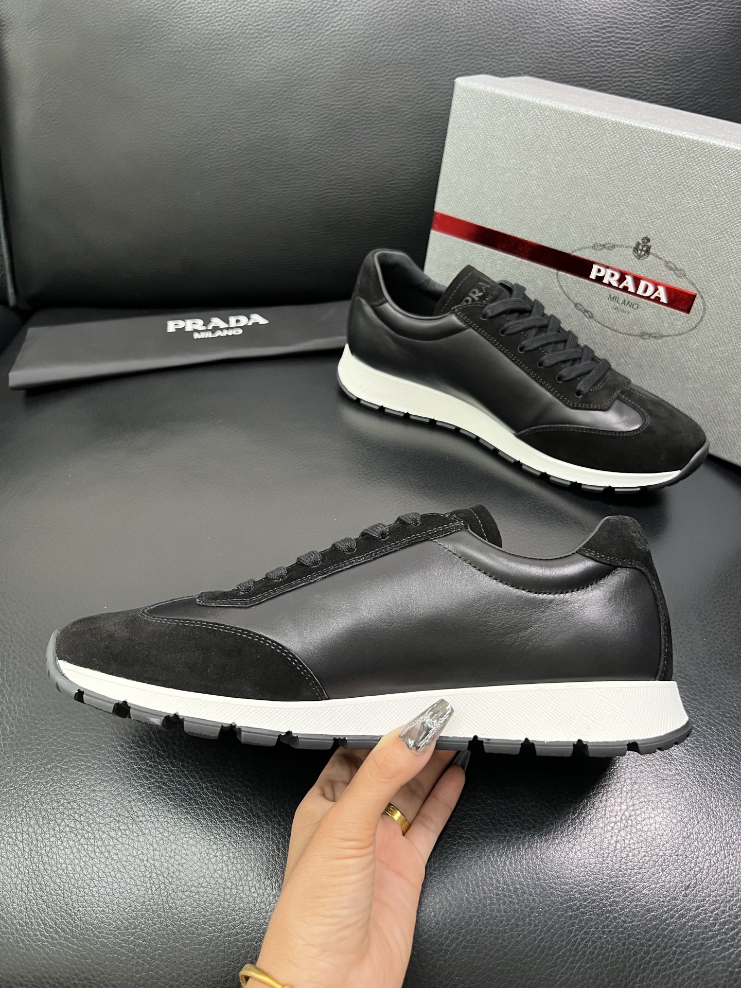 Prada 顶级工艺品 普拉达 专柜新款，原厂配置意大利进口牛皮面料，进口牛皮内里垫，透气舒适，鞋底：原
