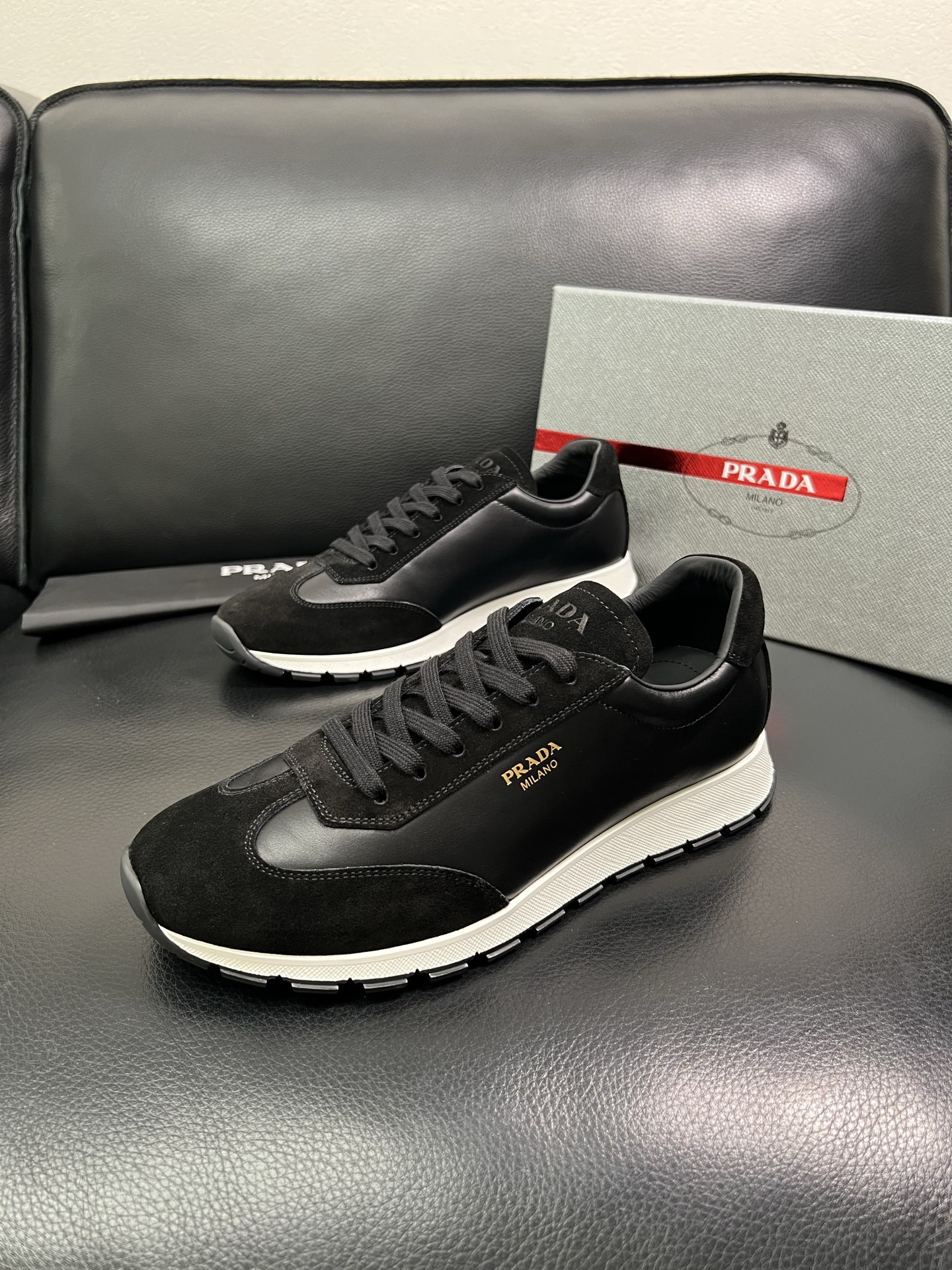 Prada 顶级工艺品 普拉达 专柜新款，原厂配置意大利进口牛皮面料，进口牛皮内里垫，透气舒适，鞋底：原
