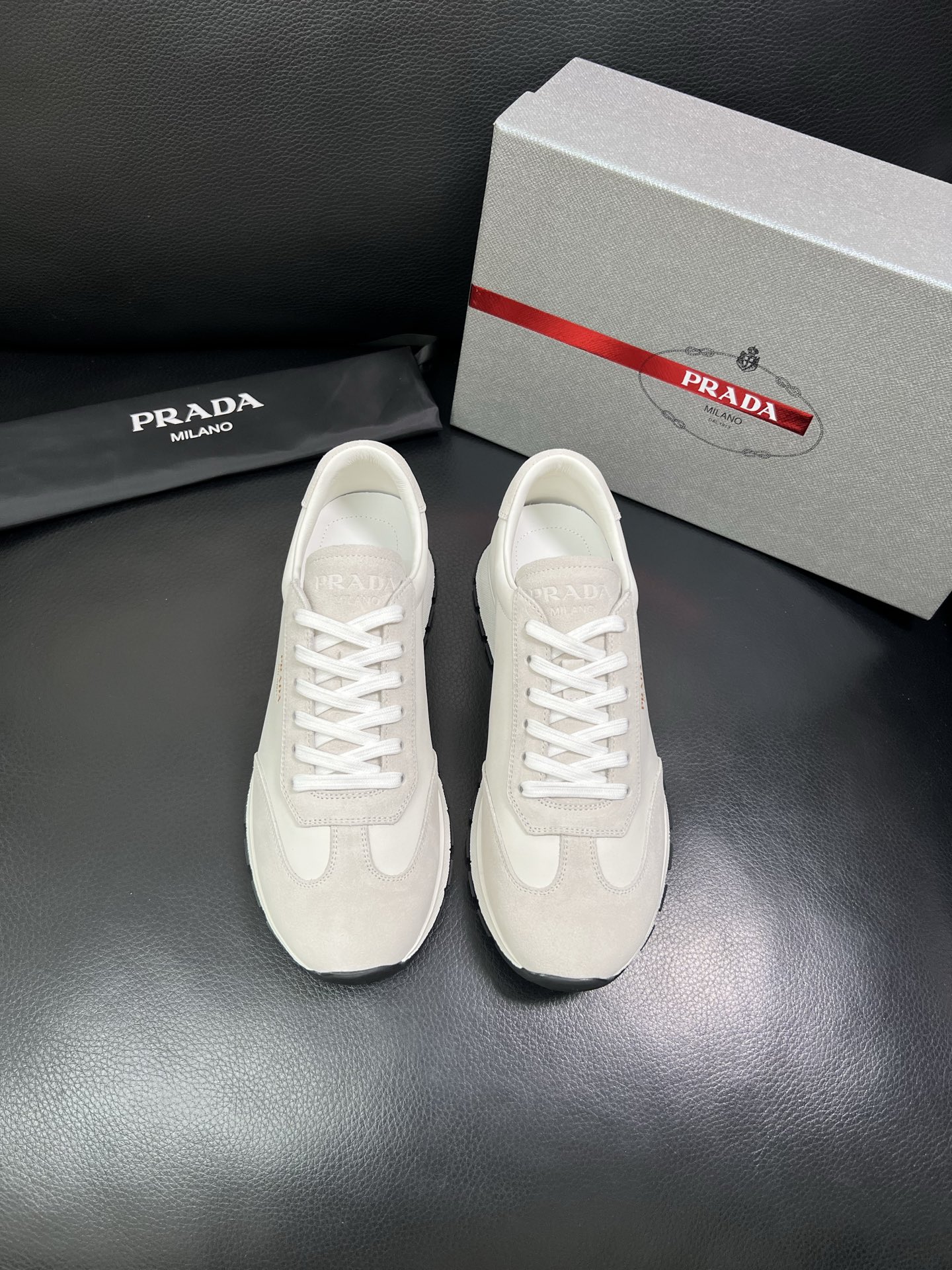 Prada 顶级工艺品 普拉达 专柜新款，原厂配置意大利进口牛皮面料，进口牛皮内里垫，透气舒适，鞋底：原