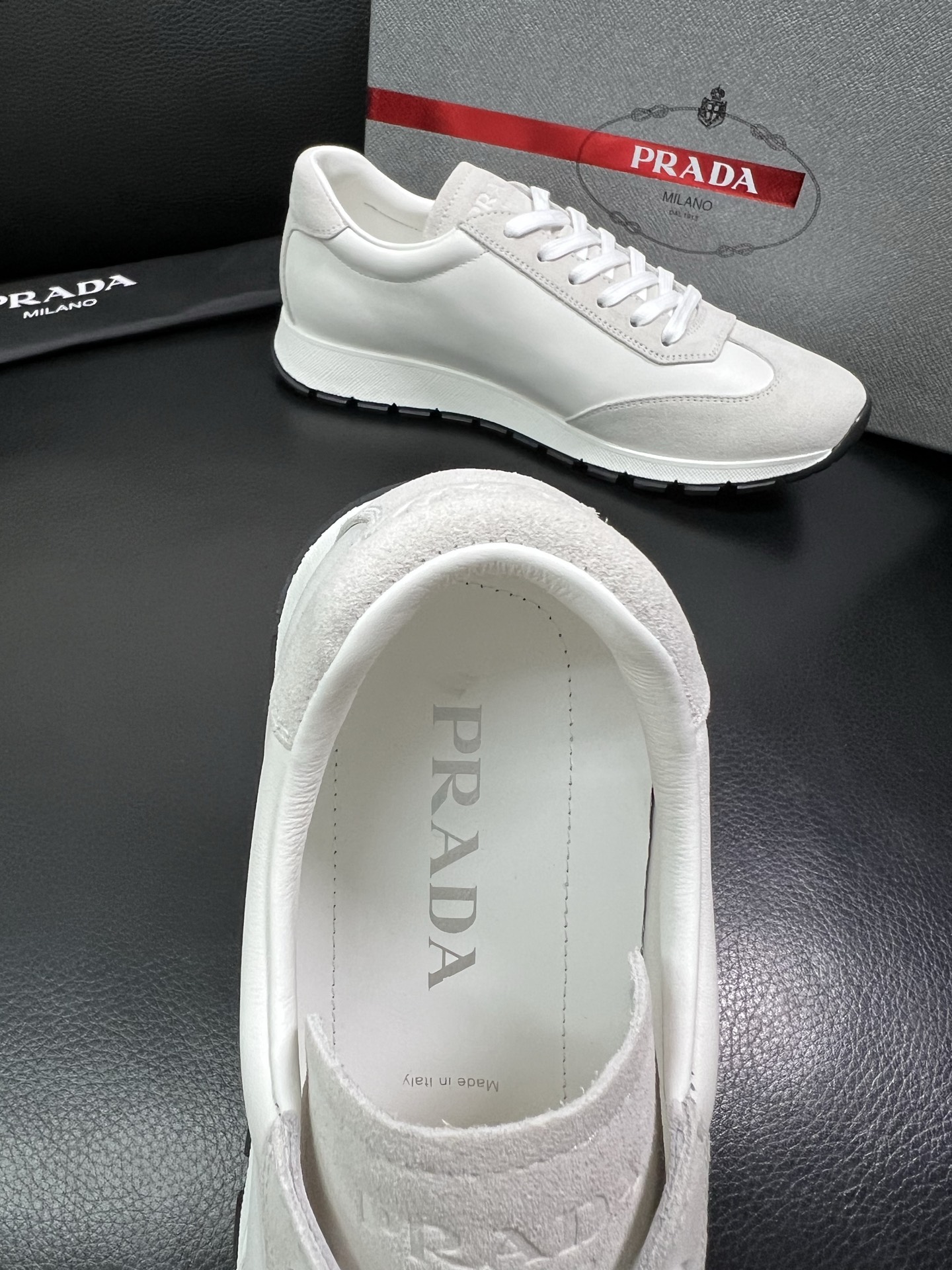 Prada 顶级工艺品 普拉达 专柜新款，原厂配置意大利进口牛皮面料，进口牛皮内里垫，透气舒适，鞋底：原