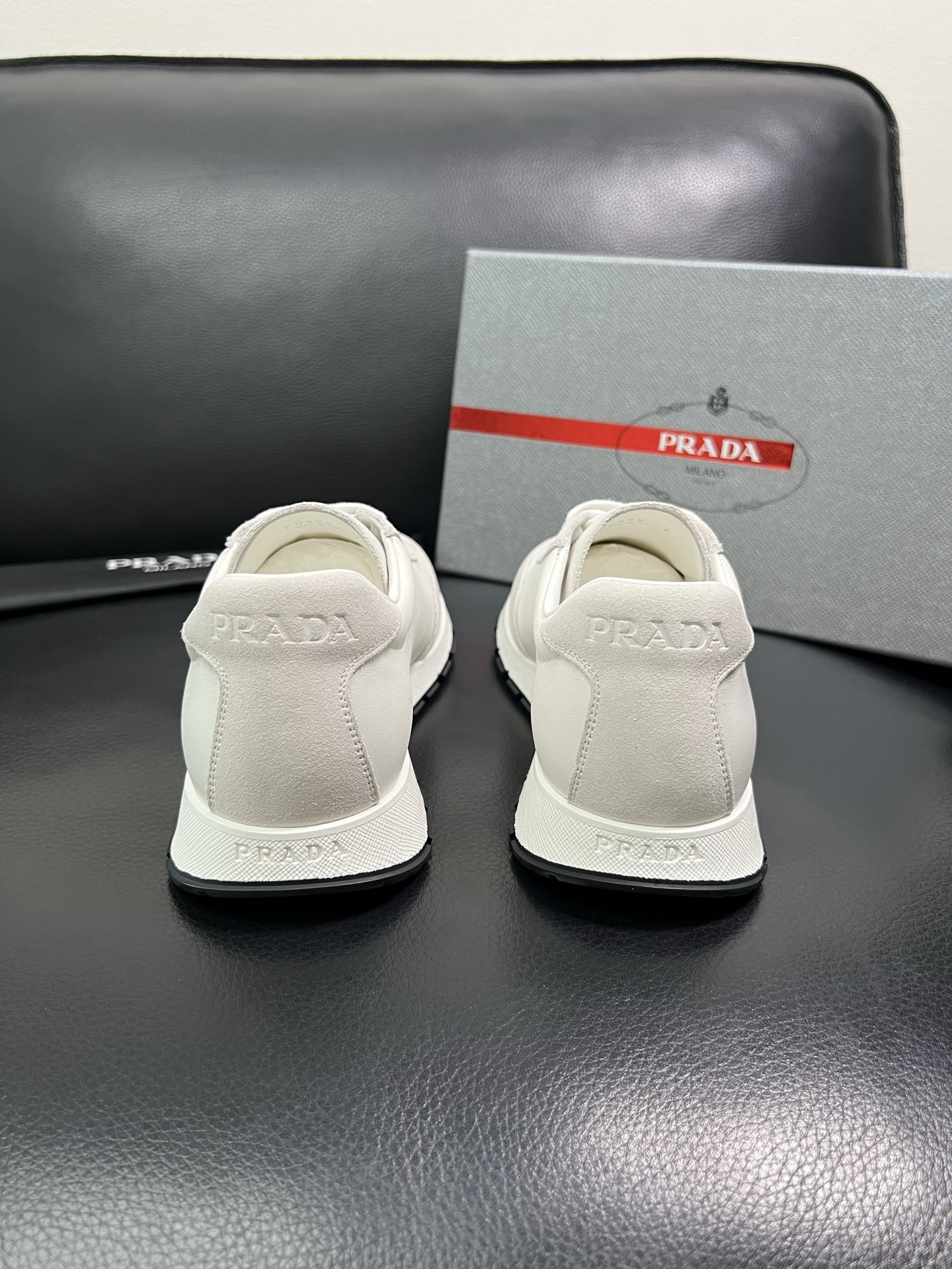 Prada 顶级工艺品 普拉达 专柜新款，原厂配置意大利进口牛皮面料，进口牛皮内里垫，透气舒适，鞋底：原