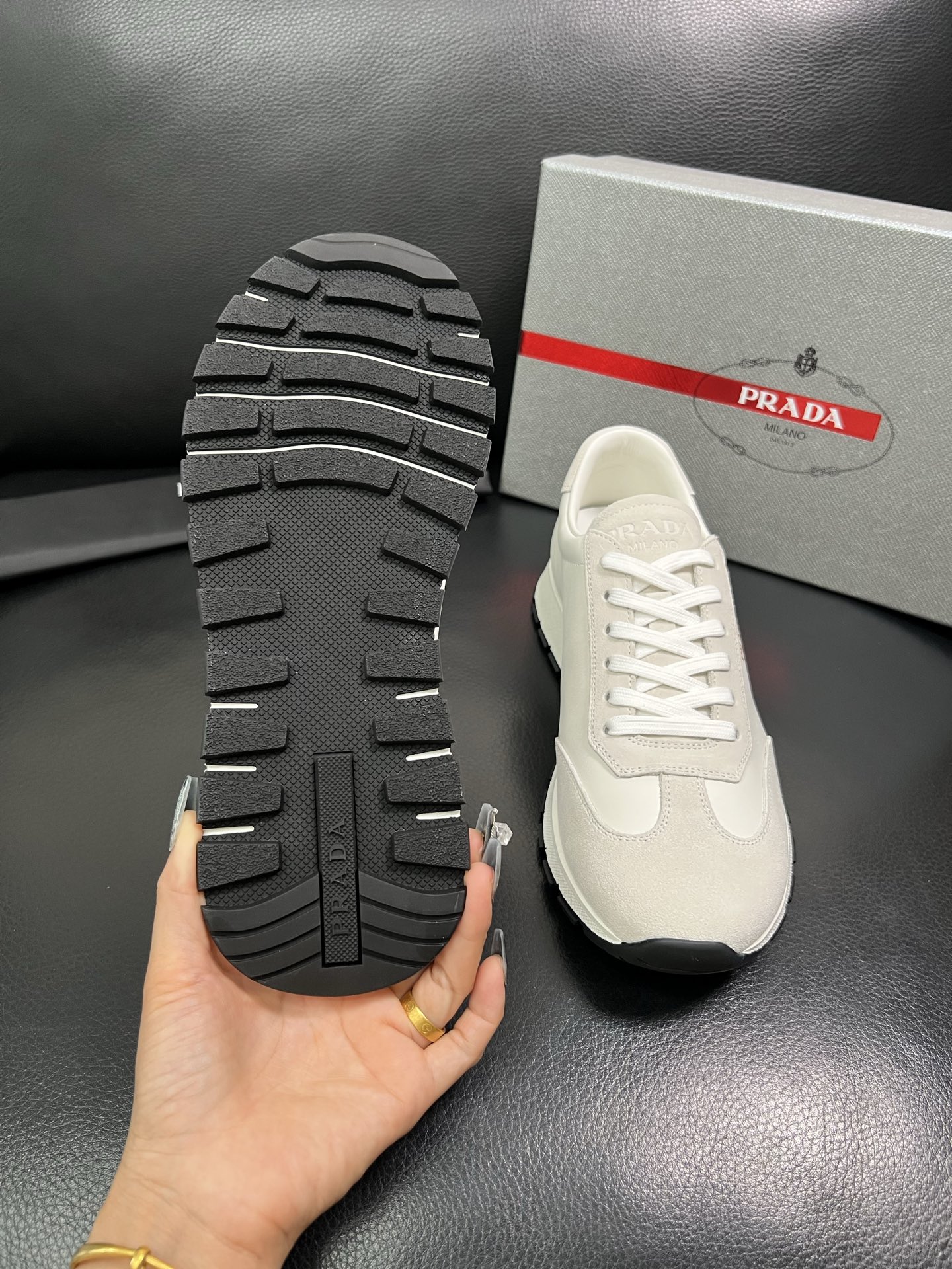 Prada 顶级工艺品 普拉达 专柜新款，原厂配置意大利进口牛皮面料，进口牛皮内里垫，透气舒适，鞋底：原