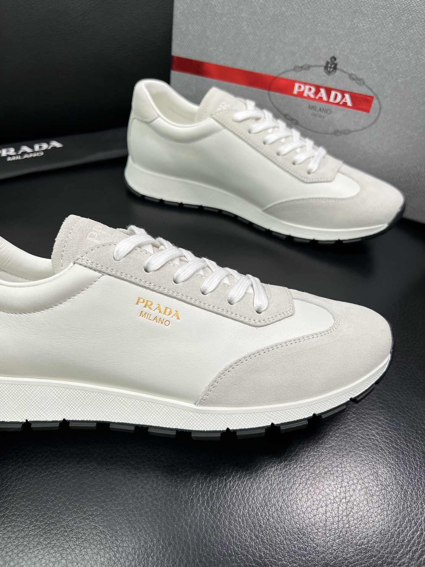 Prada 顶级工艺品 普拉达 专柜新款，原厂配置意大利进口牛皮面料，进口牛皮内里垫，透气舒适，鞋底：原