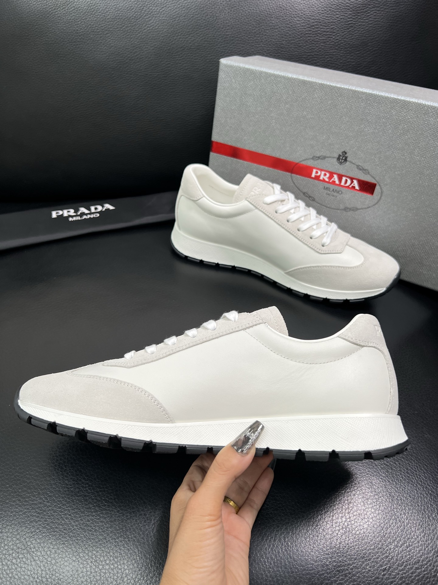 Prada 顶级工艺品 普拉达 专柜新款，原厂配置意大利进口牛皮面料，进口牛皮内里垫，透气舒适，鞋底：原