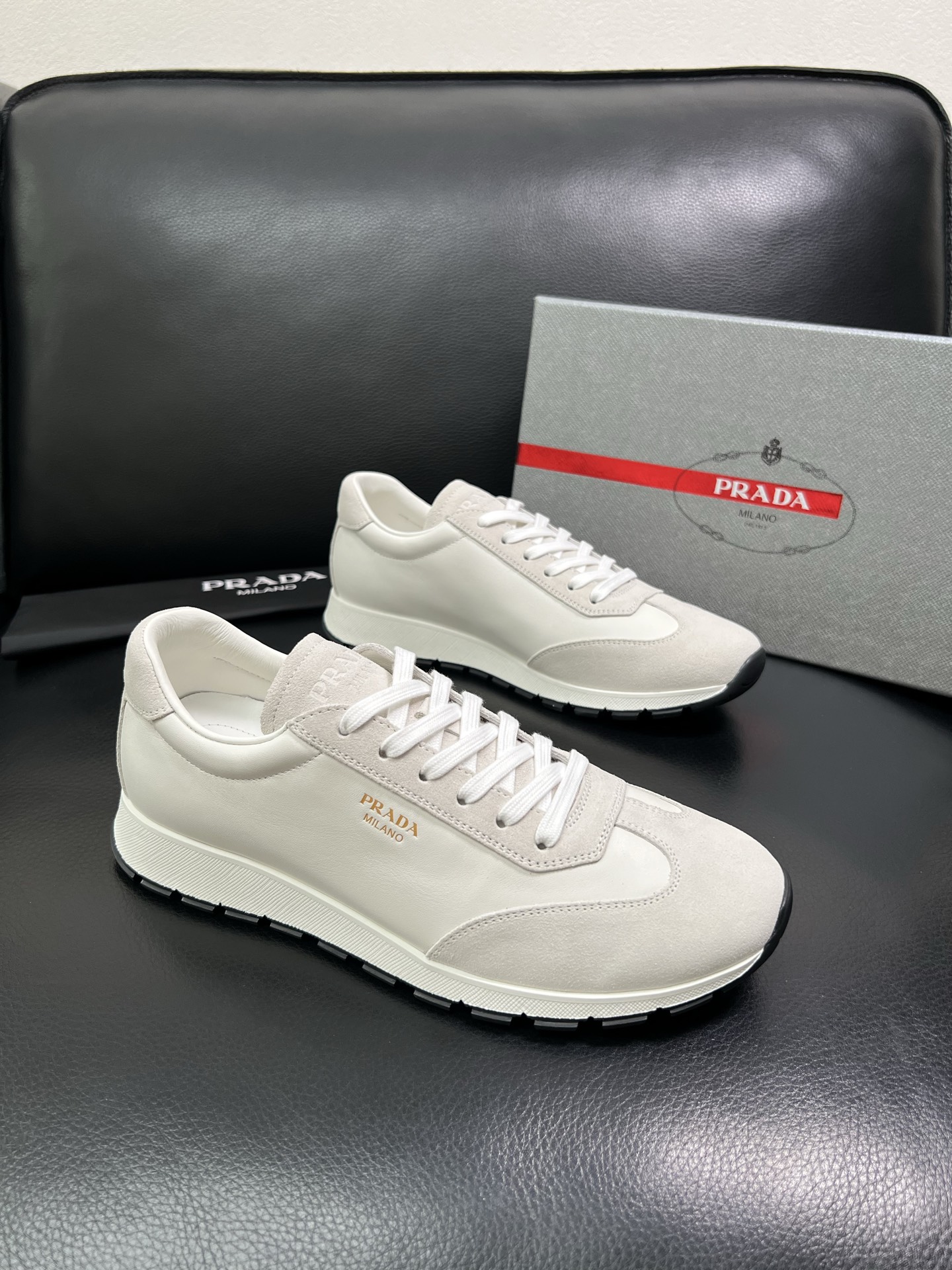 Prada 顶级工艺品 普拉达 专柜新款，原厂配置意大利进口牛皮面料，进口牛皮内里垫，透气舒适，鞋底：原