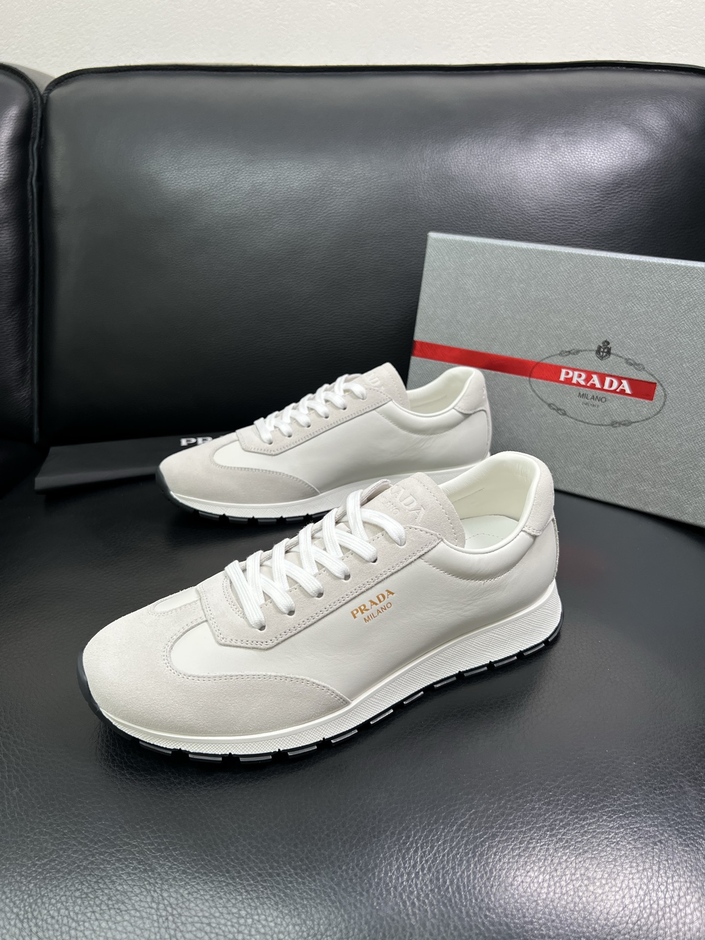 Prada 顶级工艺品 普拉达 专柜新款，原厂配置意大利进口牛皮面料，进口牛皮内里垫，透气舒适，鞋底：原