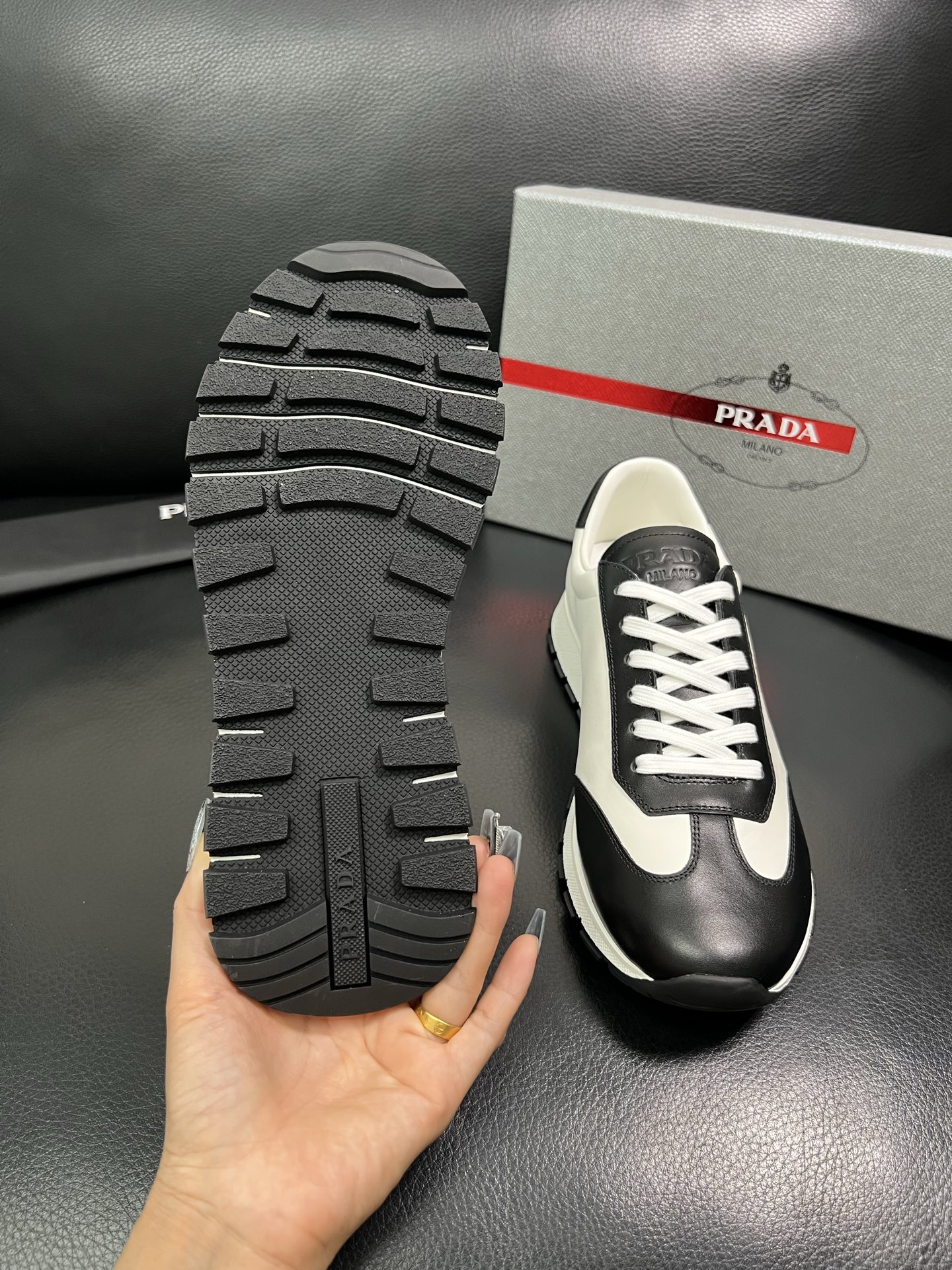 Prada 顶级工艺品 普拉达 专柜新款，原厂配置意大利进口牛皮面料，进口牛皮内里垫，透气舒适，鞋底：原