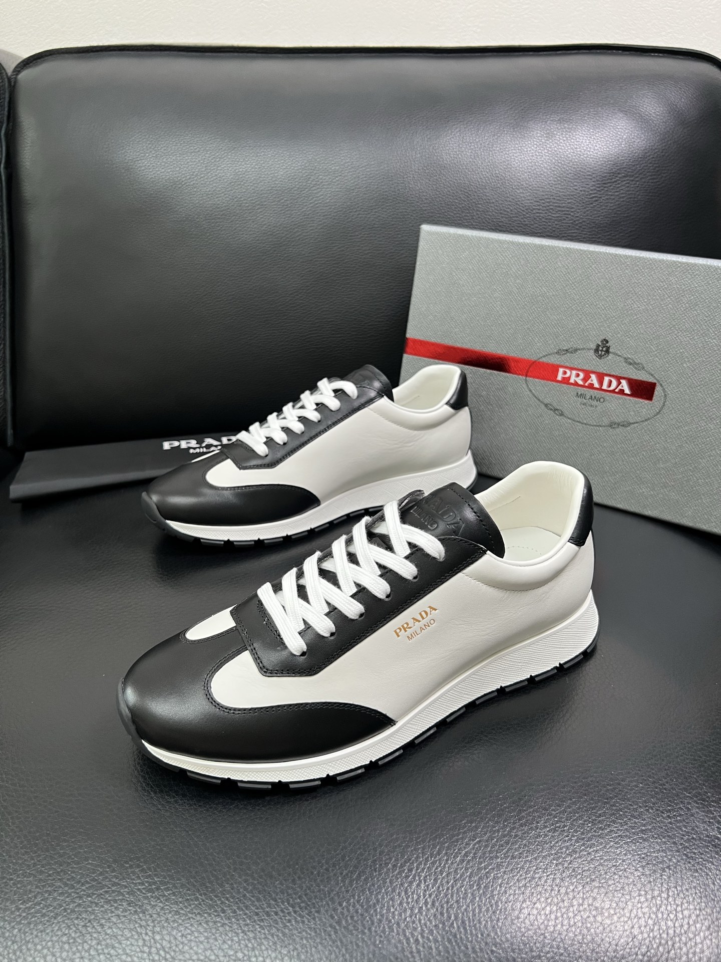 Prada 顶级工艺品 普拉达 专柜新款，原厂配置意大利进口牛皮面料，进口牛皮内里垫，透气舒适，鞋底：原